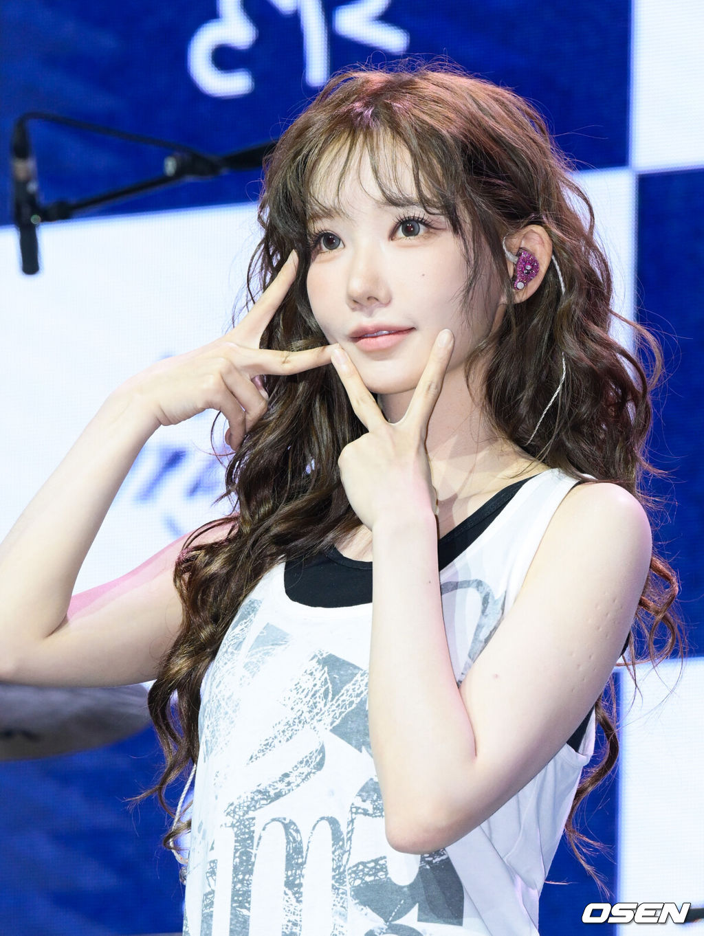 QWER(쵸단, 마젠타, 히나, 시연) 미니 3집 ‘난 네 편이야, 온 세상이 불협일지라도’ 발매 기념 미디어 쇼케이스가 9일 서울 서대문구 예스24 원더로크홀에서 열렸다. 미니 3집 ‘난 네 편이야, 온 세상이 불협일지라도’는 QWER이 쌓아온 밝고 희망찬 성장 서사 속에 불협의 시간을 함께 이겨낸 네 멤버가 변치 않는 미래를 다짐하는 앨범이다. QWER 마젠타가 포즈를 취하고 있다. 2025.06.09 /cej@osen.co.kr