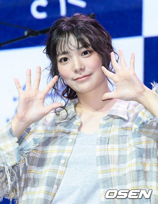 [OSEN=조은정 기자]QWER(쵸단, 마젠타, 히나, 시연) 미니 3집 ‘난 네 편이야, 온 세상이 불협일지라도’ 발매 기념 미디어 쇼케이스가 9일 서울 서대문구 예스24 원더로크홀에서 열렸다. 미니 3집 ‘난 네 편이야, 온 세상이 불협일지라도’는 QWER이 쌓아온 밝고 희망찬 성장 서사 속에 불협의 시간을 함께 이겨낸 네 멤버가 변치 않는 미래를 다짐하는 앨범이다. QWER 시연이 포즈를 취하고 있다. 2025.06.09 /cej@osen.co.kr