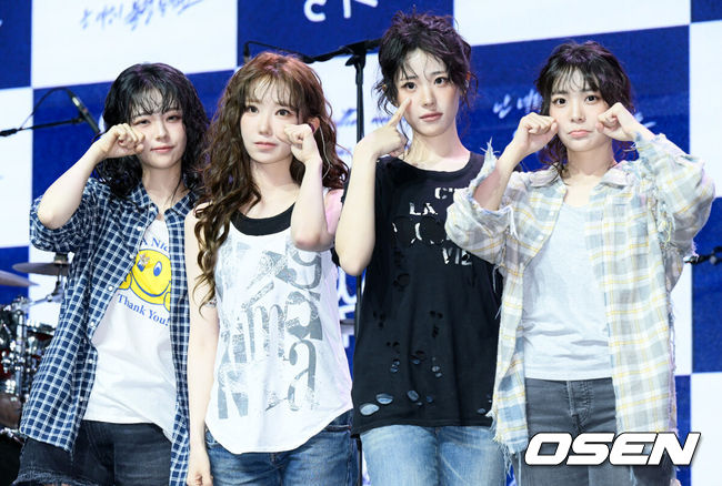 [OSEN=조은정 기자]QWER(쵸단, 마젠타, 히나, 시연) 미니 3집 ‘난 네 편이야, 온 세상이 불협일지라도’ 발매 기념 미디어 쇼케이스가 9일 서울 서대문구 예스24 원더로크홀에서 열렸다. 미니 3집 ‘난 네 편이야, 온 세상이 불협일지라도’는 QWER이 쌓아온 밝고 희망찬 성장 서사 속에 불협의 시간을 함께 이겨낸 네 멤버가 변치 않는 미래를 다짐하는 앨범이다. QWER이 포즈를 취하고 있다. 2025.06.09 /cej@osen.co.kr