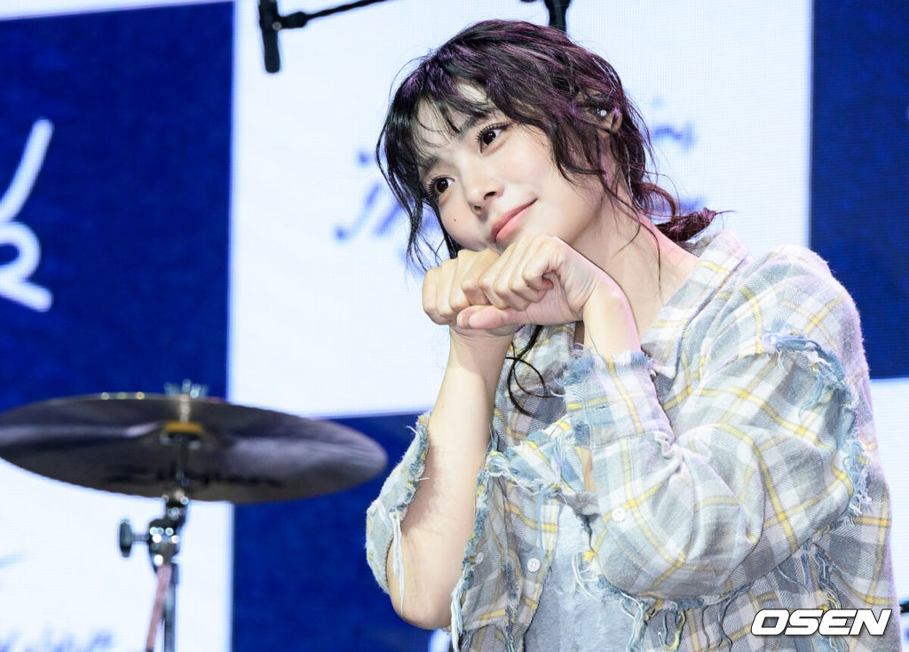 QWER(쵸단, 마젠타, 히나, 시연) 미니 3집 ‘난 네 편이야, 온 세상이 불협일지라도’ 발매 기념 미디어 쇼케이스가 9일 서울 서대문구 예스24 원더로크홀에서 열렸다. 미니 3집 ‘난 네 편이야, 온 세상이 불협일지라도’는 QWER이 쌓아온 밝고 희망찬 성장 서사 속에 불협의 시간을 함께 이겨낸 네 멤버가 변치 않는 미래를 다짐하는 앨범이다. QWER 시연이 포즈를 취하고 있다. 2025.06.09 /cej@osen.co.kr