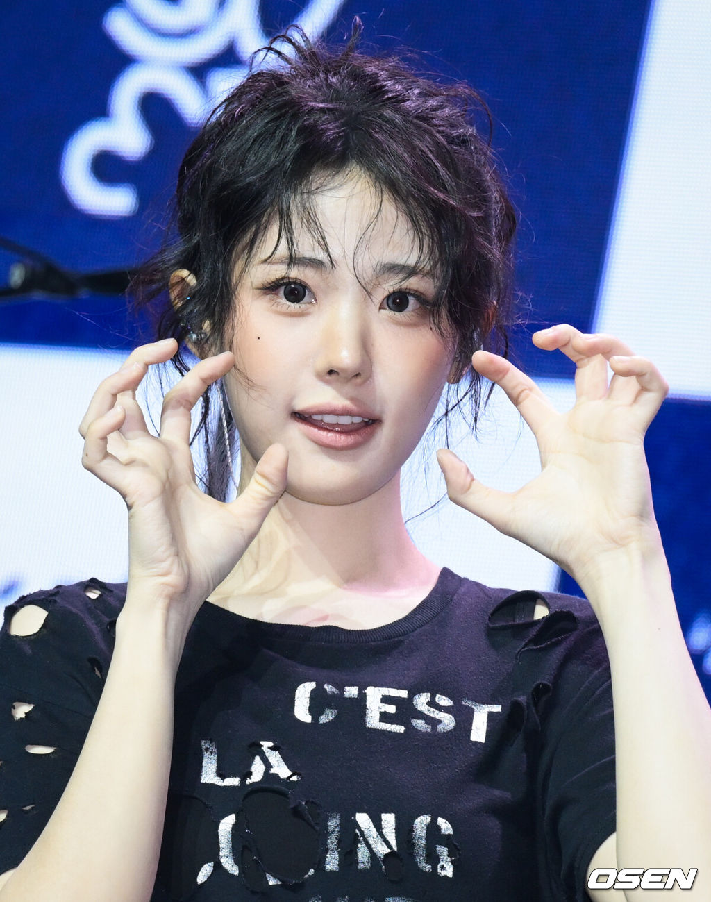 QWER(쵸단, 마젠타, 히나, 시연) 미니 3집 ‘난 네 편이야, 온 세상이 불협일지라도’ 발매 기념 미디어 쇼케이스가 9일 서울 서대문구 예스24 원더로크홀에서 열렸다. 미니 3집 ‘난 네 편이야, 온 세상이 불협일지라도’는 QWER이 쌓아온 밝고 희망찬 성장 서사 속에 불협의 시간을 함께 이겨낸 네 멤버가 변치 않는 미래를 다짐하는 앨범이다. QWER 히나가 포즈를 취하고 있다. 2025.06.09 /cej@osen.co.kr