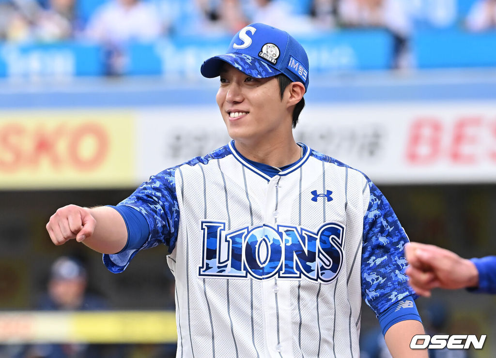 6일 대구삼성라이온즈파크에서 2025 신한 SOL 뱅크 KBO 리그 삼성 라이온즈와 NC 다이노스의 경기가 열렸다. 홈팀 삼성은 원태인이, 방문팀 NC는 김녹원이 선발 출전했다. 삼성 라이온즈 원태인이 6회초 수비를 마치고 하이파이브를 하고 있다. 2025.06.06 / foto0307@osen.co.kr