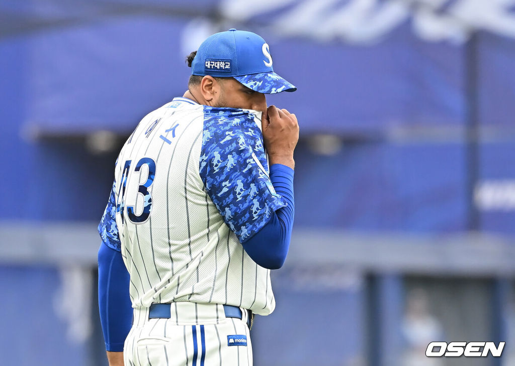 7일 대구삼성라이온즈파크에서 2025 신한 SOL 뱅크 KBO 리그 삼성 라이온즈와 NC 다이노스의 경기가 열렸다. 홈팀 삼성은 레예스가, 방문팀 NC는 신민혁이 선발 출전했다. 삼성 라이온즈 선발 투수 레예스가 3회초 1사 1루 NC 다이노스 데이비슨에게 중월 2점 홈런을 맞고 아쉬워하고 있다. 2025.06.07 / foto0307@osen.co.kr