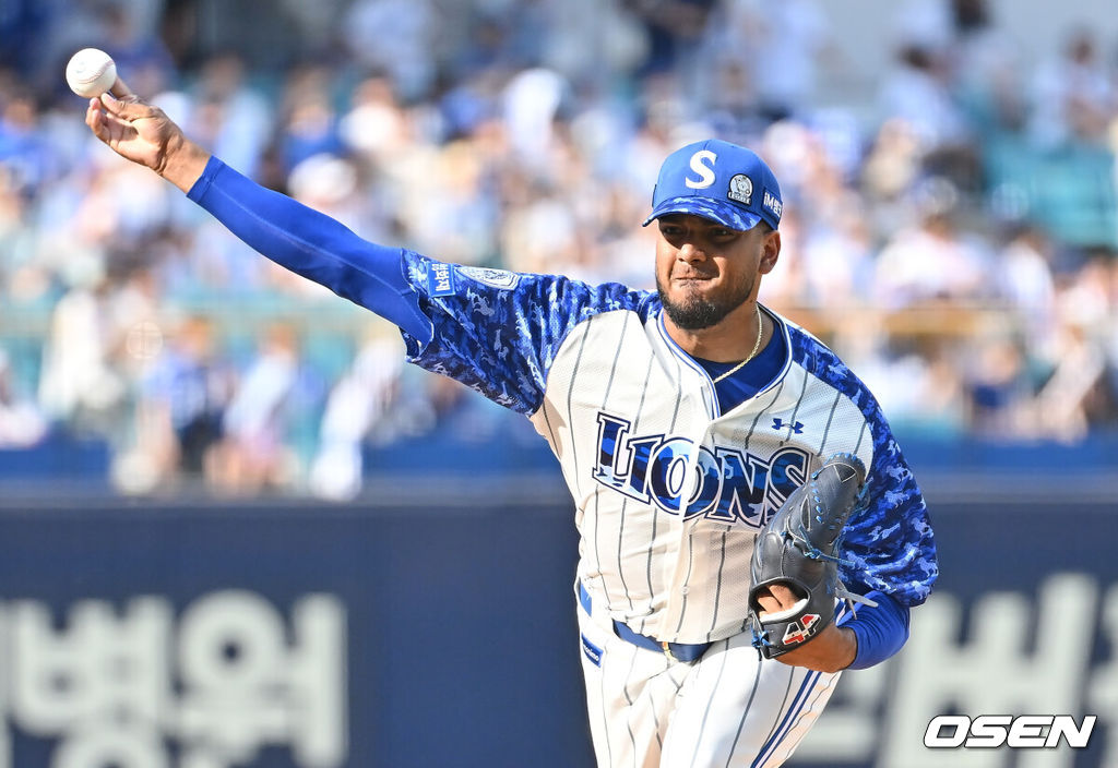 7일 대구삼성라이온즈파크에서 2025 신한 SOL 뱅크 KBO 리그 삼성 라이온즈와 NC 다이노스의 경기가 열렸다. 홈팀 삼성은 레예스가, 방문팀 NC는 신민혁이 선발 출전했다. 삼성 라이온즈 선발 투수 레예스가 역투하고 있다. 2025.06.07 / foto0307@osen.co.kr
