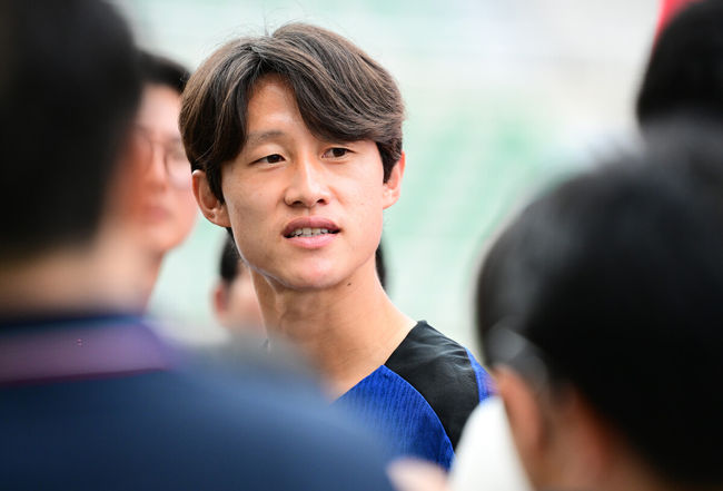 홍명보 감독이 이끄는 한국 축구대표팀이 2일 오후 고양종합운동장에서 2026 국제축구연맹(FIFA) 북중미 월드컵 3차 예선을 앞두고 훈련을 가졌다.한국은 9월 5일 오후 8시 서울월드컵경기장에서 팔레스타인과 1차전을 치른다. 이후 10일 오후 11시 오만 무스카트의 술탄 카부스 스포츠 콤플렉스에서 오만과 2차전 원정 경기를 펼친다. 이재성이 훈련에 앞서 인터뷰를 하고 있다. 2024.09.02 / jpnews@osen.co.kr