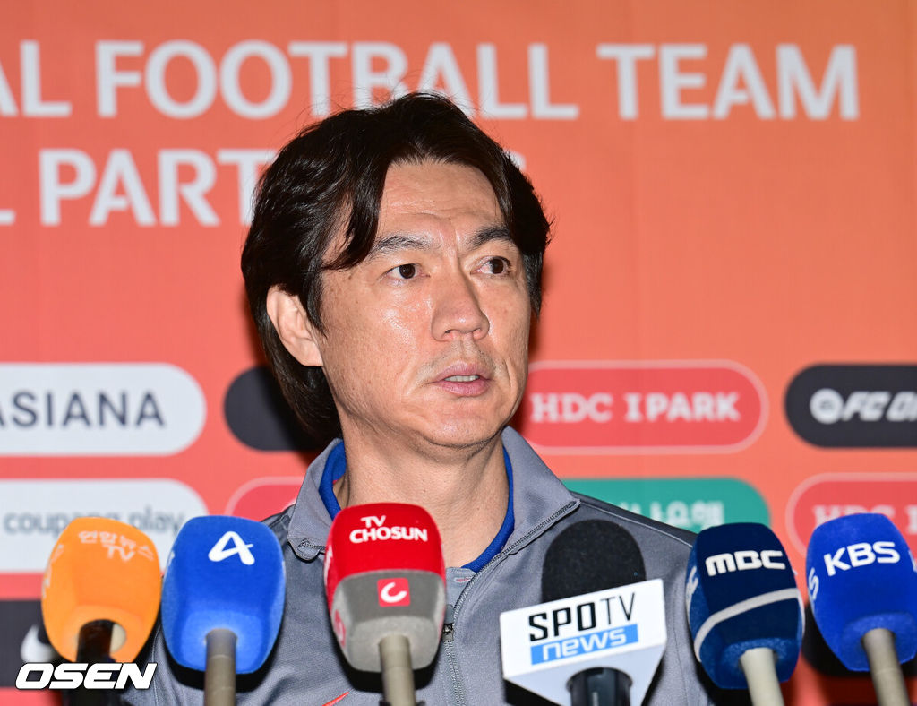 대한민국 축구 국가대표팀이 6일 오전 3시 15분(한국시간) 이라크와 2026 국제축구연맹(FIFA) 북중미 월드컵 아시아 3차 예선 B조 경기를 치르기 위해 이라크 원정 출국길에 올랐다.한국은 B조에서 선두(4승 4무, 승점 16)를 달리고 있다. 2위는 요르단(승점 13), 3위는 이라크(승점 12). 홍명보호는 남은 2경기에서 승점 1만 추가하면 11회 연속 본선 진출을 확정한다.축구대표팀 홍명보 감독이 취재진의 질문에 대답하고 있다. 2025.06.02 / ksl0919@osen.co.kr