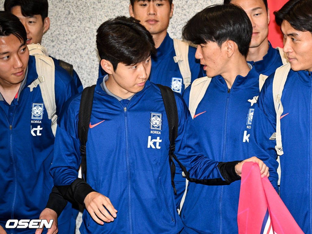 월드컵 11회 연속 본선 진출에 성공한 한국 축구 국가대표팀이 6일 인천국제공항을 통해 이라크에서 귀국했다.한국은 6일 새벽(한국 시간) 이라크 원정서 2-0 승리로 승점 19(5승 4무)점을 확보하면서 월드컵 11회 연속 본선 진출을 확정지었다.축구대표팀 이강인이 환영 행사를 마친 뒤 현수막을 건네고 있다. 2025.06.06 /cej@osen.co.kr