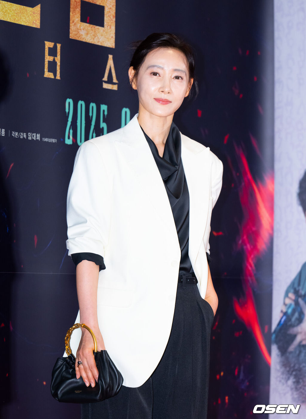21일 서울 잠실 롯데월드타워 롯데시네마에서 영화 '거룩한 밤: 데몬 헌터스'(감독 임대희) VIP 시사회 포토월 행사가 진행됐다.'거룩한 밤: 데몬 헌터스'는 악을 숭배하는 집단에 의해 혼란에 빠진 도시, 특별한 능력을 갖춘 어둠의 해결사 '거룩한 밤' 팀 바우(마동석), 샤론(서현), 김군(이다윗)이 악의 무리를 처단하는 오컬트 액션이다.배우 도지원이 포즈를 취하고 있다. 2025.04.21 / ksl0919@osen.co.kr