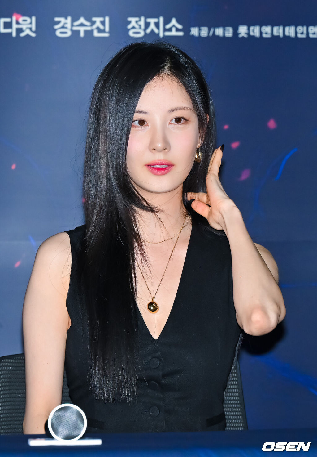 21일 서울 잠실 롯데월드타워 롯데시네마에서 영화 '거룩한 밤: 데몬 헌터스'(감독 임대희) 언론시사회가 진행됐다.'거룩한 밤: 데몬 헌터스'는 악을 숭배하는 집단에 의해 혼란에 빠진 도시, 특별한 능력을 갖춘 어둠의 해결사 '거룩한 밤' 팀 바우(마동석), 샤론(서현), 김군(이다윗)이 악의 무리를 처단하는 오컬트 액션이다.배우 서현이 머릿결을 쓸어넘기고 있다.  2025.04.21 / soul1014@osen.co.kr