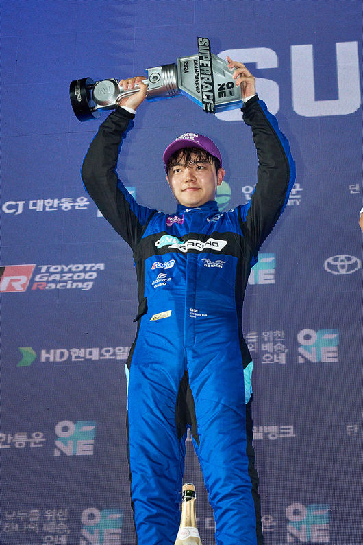 2024 오네 슈퍼레이스 챔피언십 6라운드 인제 나이트 레이스에서 2위로 포디움에 오른 오네 레이싱 김동은.