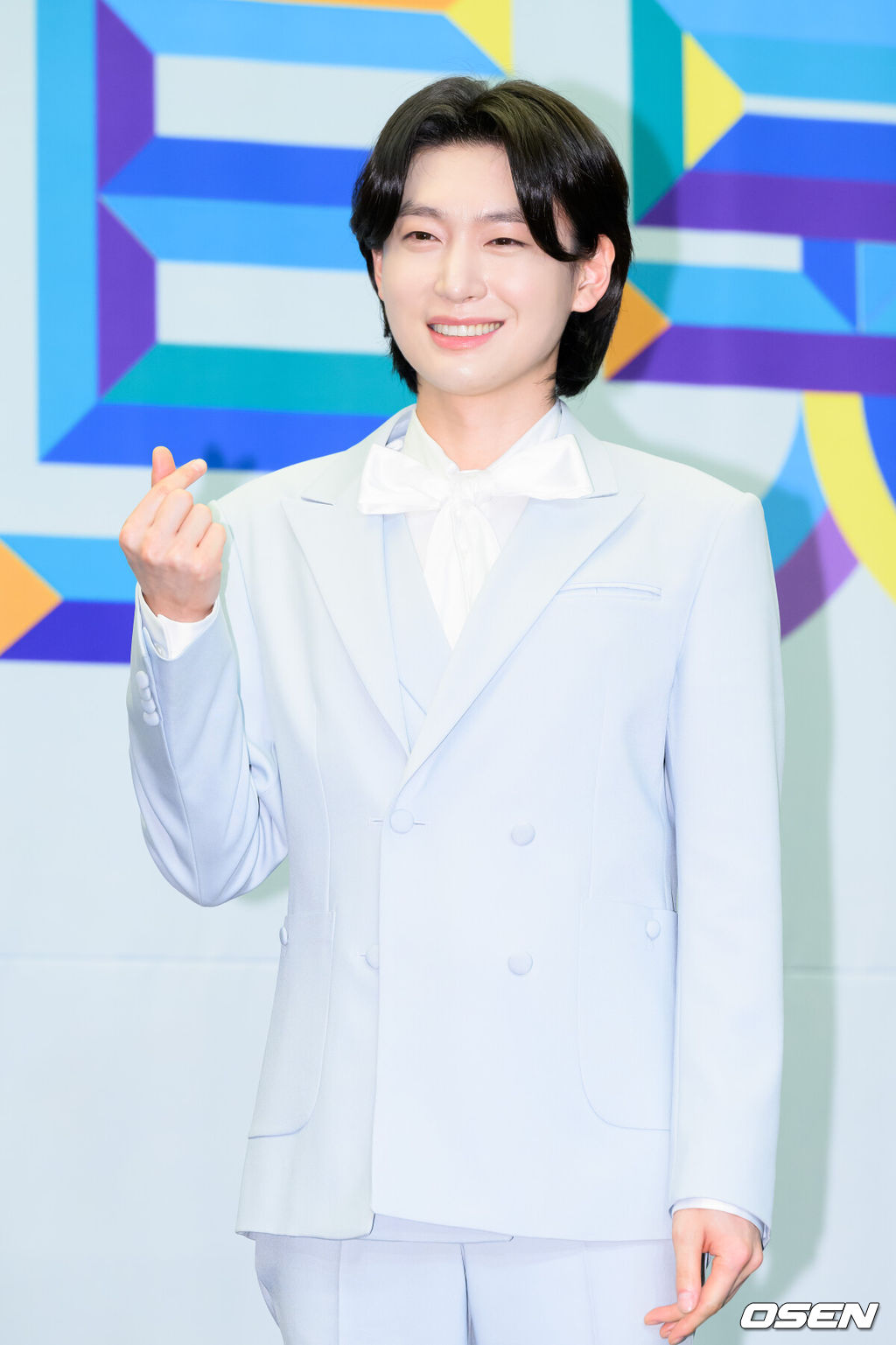 24일 스탠포드호텔 서울에서 TV조선 ‘미스터트롯3’ TOP7 기자간담회가 열렸다.'미스터트롯3'은 지난해 12월 19일부터 올해 3월 13일까지 방영됐다. 마지막화 시청률 19.1%를 기록하며 성황리에 종영했다. TOP7의 첫 공식 활동인 '미스터트롯3 갈라쇼' 1회는 시청률 9.7%로 지상파, 종편, 케이블 포함 동시간대 시청률 1위를 기록했다.미스터트롯3 TOP7 김용빈이 포토타임을 가지고 있다. 2025.03.24 / sunday@osen.co.kr