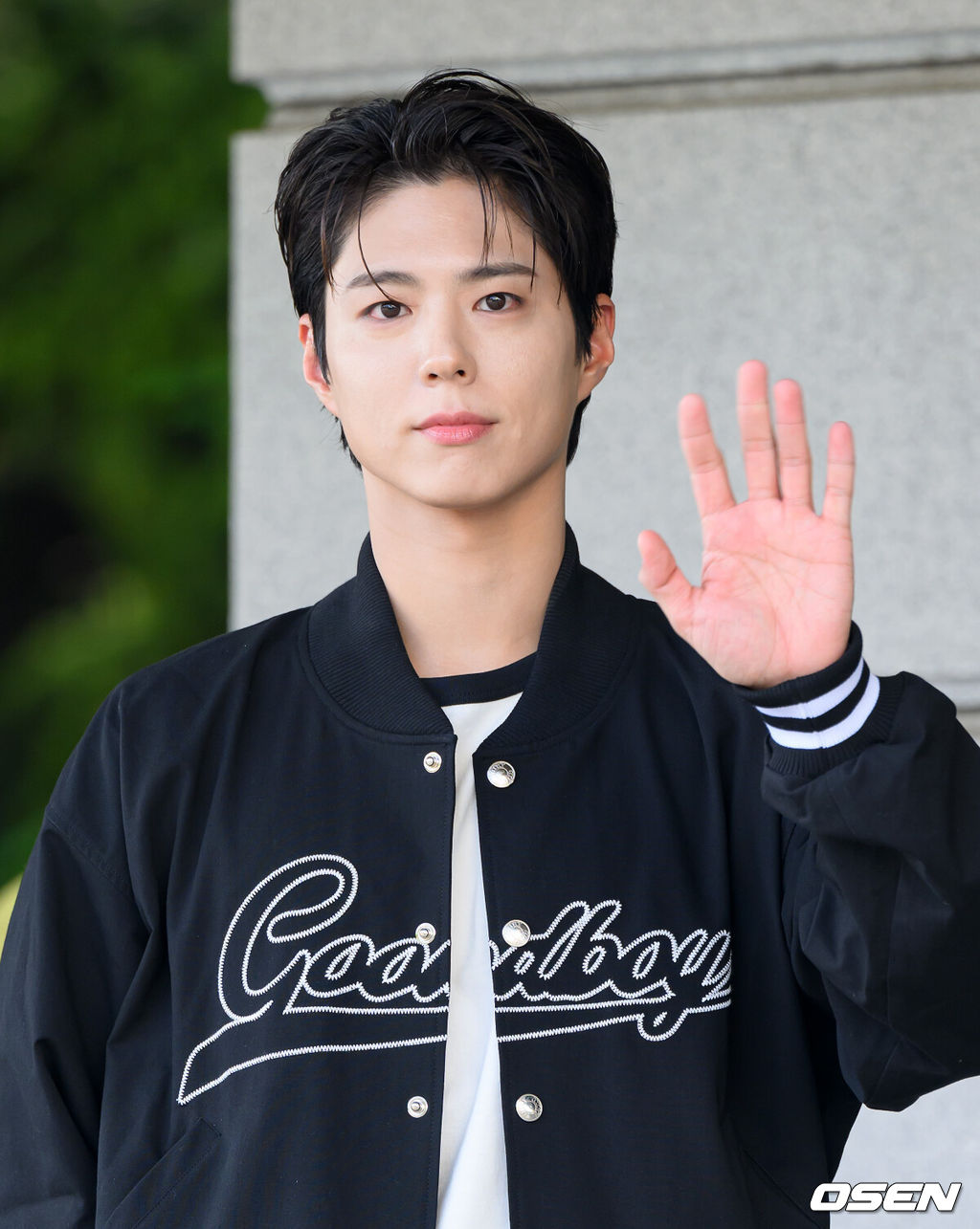 3일 오후 서울 여의도 KBS 별관에서 KBS 2TV '더 시즌즈 - 박보검의 칸타빌레' 녹화가 진행됐다.배우 박보검이 방송국으로 이동히며 인사를 하고 있다. 2025.06.03 /sunday@osen.co.kr