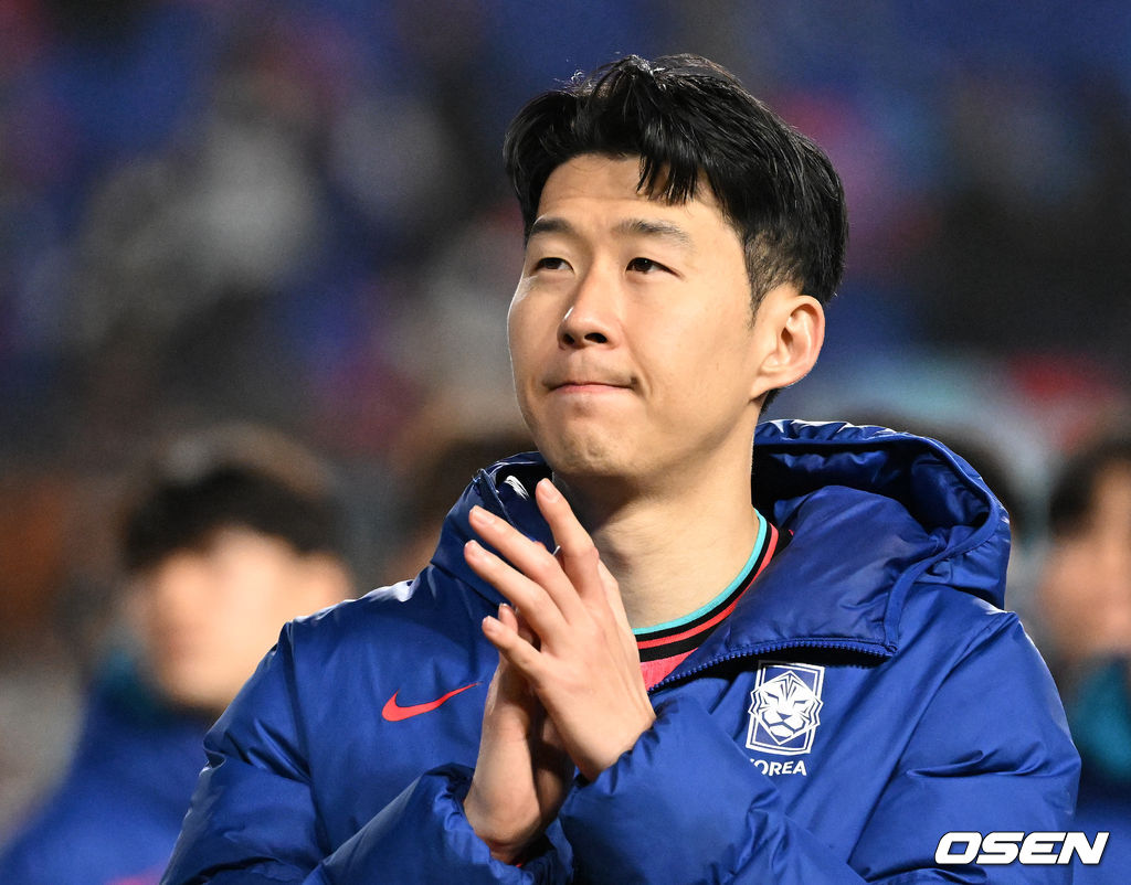 홍명보호가 이번에도 승리하지 못했다. 요르단과 아쉬운 무승부를 거두면서 3경기 연속 승점 1점을 추가하는 데 만족해야 했다.홍명보 감독이 이끄는 대한민국 축구대표팀은 25일 오후 8시 수원월드컵경기장에서 열린 2026 국제축구연맹(FIFA) 북중미 월드컵 아시아지역 3차 예선 B조 8차전에서 요르단과 1-1로 비겼다.경기 종료 후 한국 손흥민이 관중석을 향해 인사를 하고 있다. 2025.03.25 /sunday@osen.co.kr