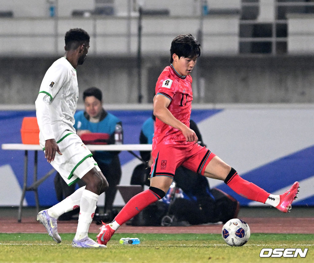 20일 오후 경기도 고양종합운동장에서 2026 국제축구연맹(FIFA) 북중미 월드컵 아시아지역 3차 예선 B조 7차전 한국과 오만의 경기가 열렸다.승점 14점(4승 2무)으로 B조 1위를 유지하고 있는 한국이 오만전과 25일 예정된 요르단전에서 모두 승리해 승점 6점을 얻어낸다면, 6월 예정된 이라크, 쿠웨이트와 경기 결과와 상관없이 11회 연속 월드컵 본선 진출을 확정 짓는다.후반 한국 배준호가 드리블 돌파를 하고 있다. 2025.03.20 /sunday@osen.co.kr