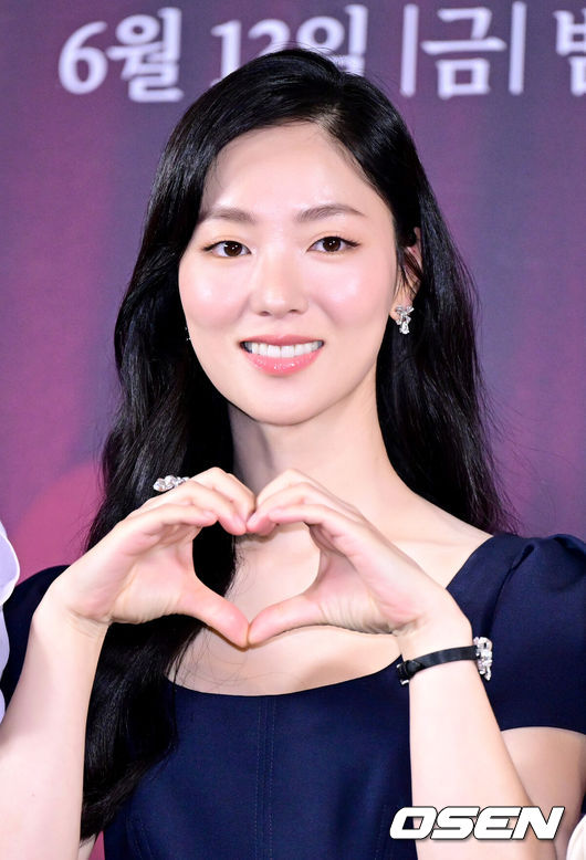 [OSEN=최규한 기자] 10일 오후 서울 용산 CGV에서 SBS 새 금토드라마 ‘우리영화’ 제작발표회가 열렸다.드라마 ‘우리영화’는 다음이 없는 영화감독 이제하(남궁민 분)와 오늘이 마지막인 배우 이다음(전여빈 분)의 내일로 미룰 수 없는 사랑 이야기를 그린다.배우 전여빈이 포토타임을 하고 있다. 2026.06.10 / dreamer@osen.co.kr