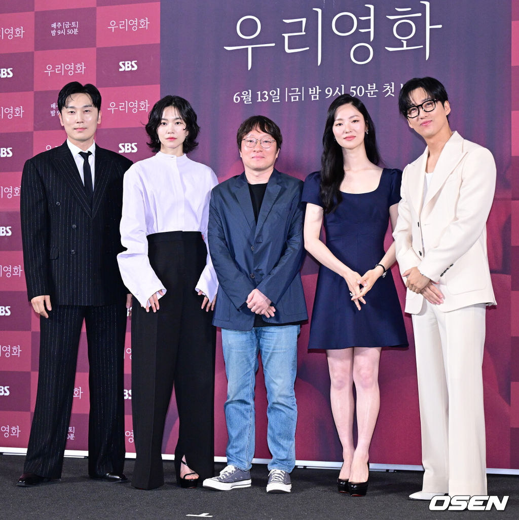 10일 오후 서울 용산 CGV에서 SBS 새 금토드라마 ‘우리영화’ 제작발표회가 열렸다.드라마 ‘우리영화’는 다음이 없는 영화감독 이제하(남궁민 분)와 오늘이 마지막인 배우 이다음(전여빈 분)의 내일로 미룰 수 없는 사랑 이야기를 그린다.배우 서현우, 이설, 이정흠 감독, 전여빈, 남궁민(왼쪽부터)이 포토타임을 하고 있다. 2026.06.10 / dreamer@osen.co.kr