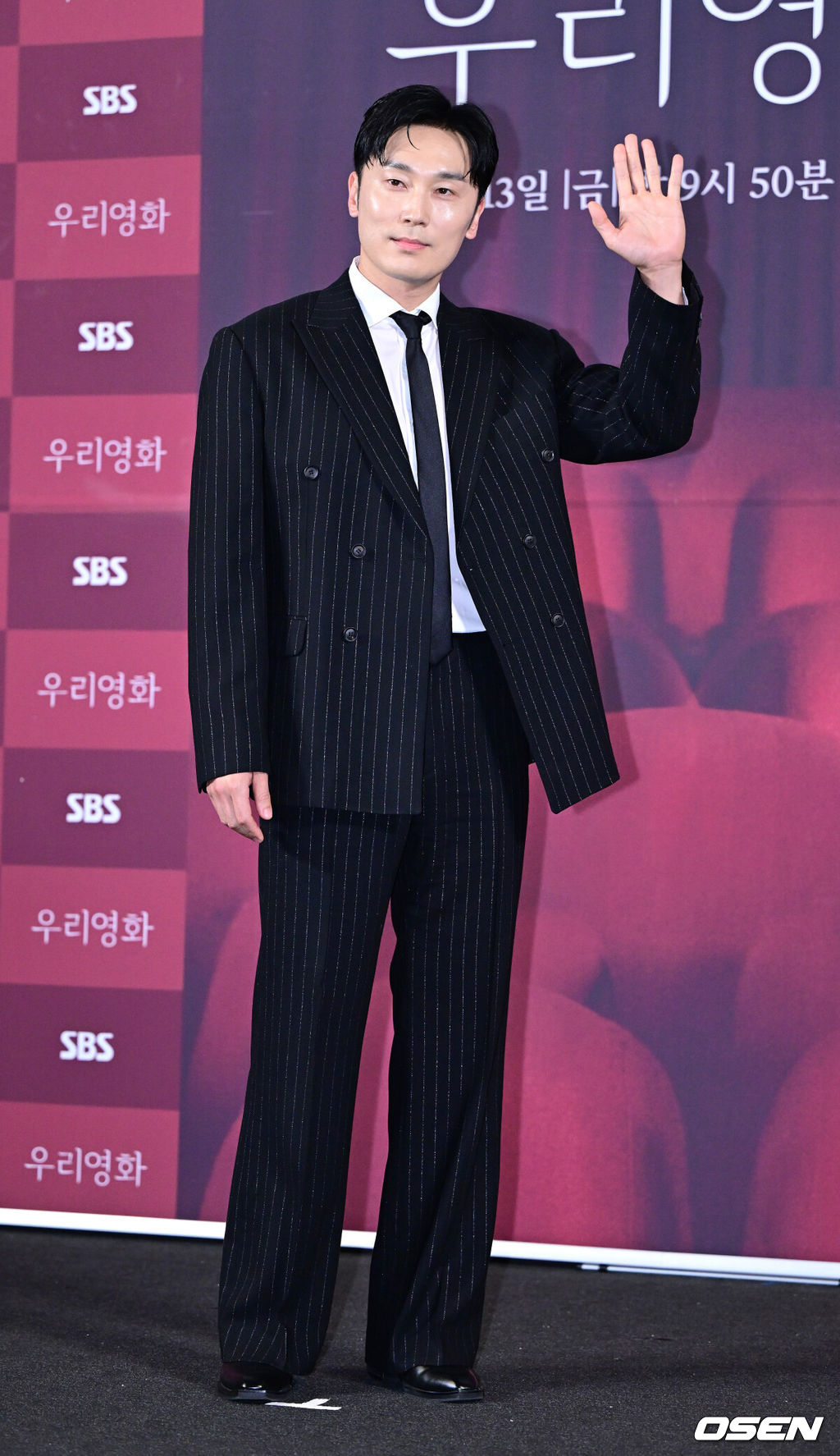 10일 오후 서울 용산 CGV에서 SBS 새 금토드라마 ‘우리영화’ 제작발표회가 열렸다.드라마 ‘우리영화’는 다음이 없는 영화감독 이제하(남궁민 분)와 오늘이 마지막인 배우 이다음(전여빈 분)의 내일로 미룰 수 없는 사랑 이야기를 그린다.배우 서현우가 포토타임을 하고 있다. 2026.06.10 / dreamer@osen.co.kr