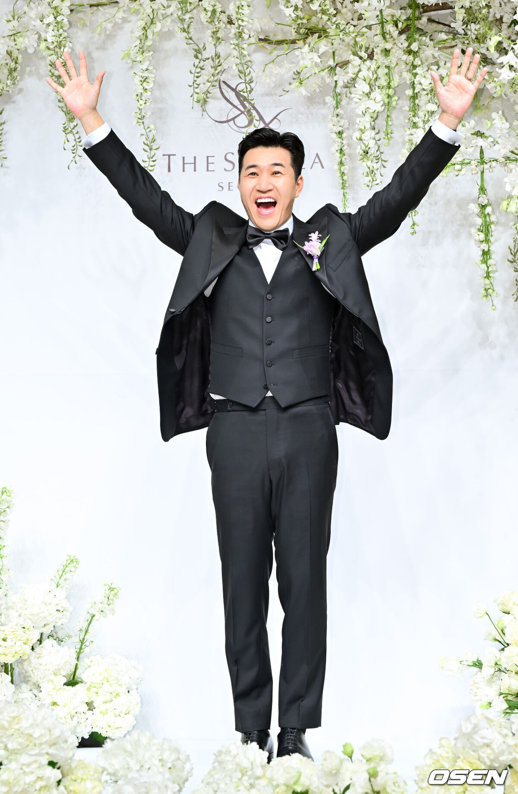 가수 김종민은 20일 서울 중구 장충동 신라호텔 영빈관에서 11살 연하 예비 신부와 결혼식을 올린다.예비 신부가 비연예인인 만큼 혼자 포토월에 서는 김종민은 간단한 인터뷰에 응하며 간단한 소감을 전했다. 김종민이 포즈를 취하고 있다. 2025.04.20 / soul1014@osen.co.kr