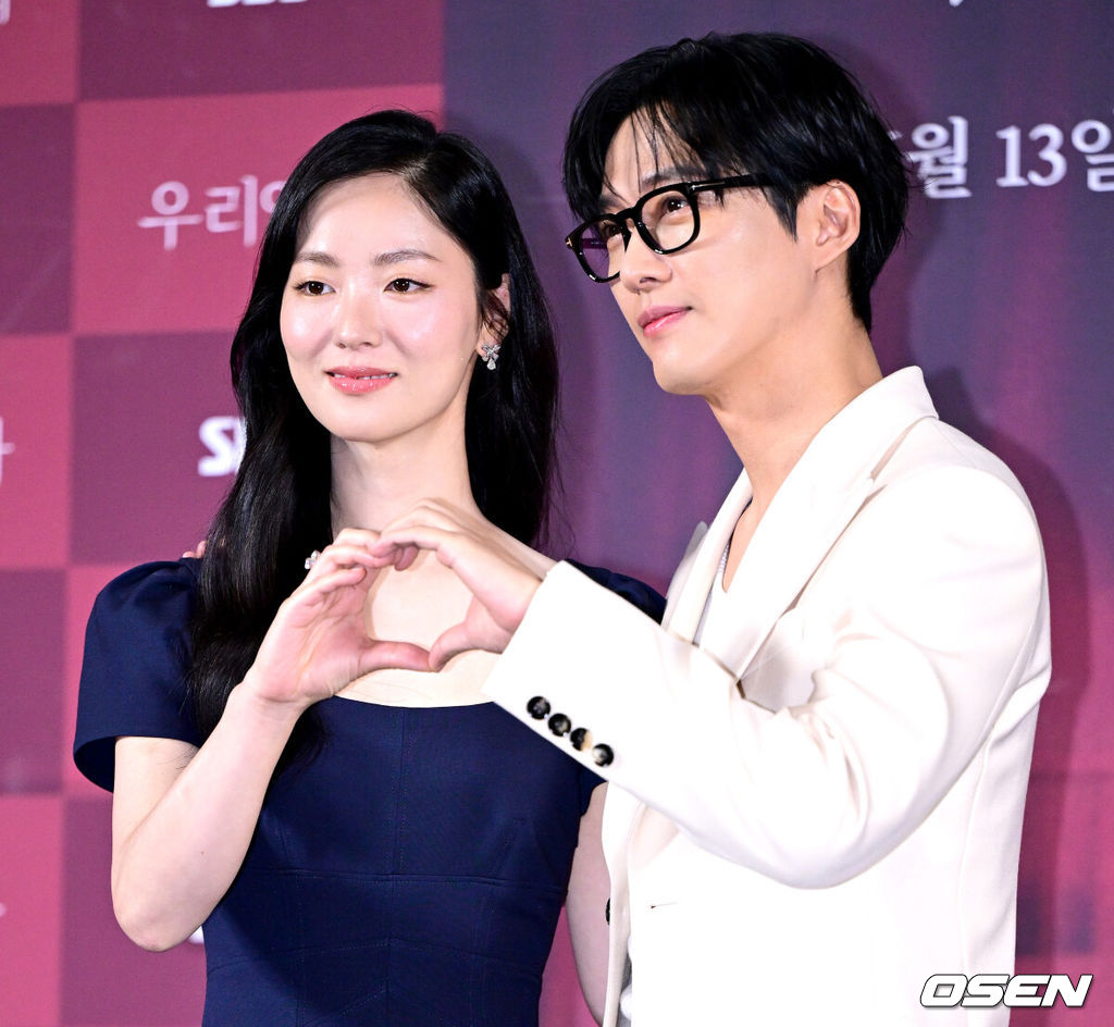 10일 오후 서울 용산 CGV에서 SBS 새 금토드라마 ‘우리영화’ 제작발표회가 열렸다.드라마 ‘우리영화’는 다음이 없는 영화감독 이제하(남궁민 분)와 오늘이 마지막인 배우 이다음(전여빈 분)의 내일로 미룰 수 없는 사랑 이야기를 그린다.배우 남궁민과 전여빈이 포토타임을 하고 있다. 2026.06.10 / dreamer@osen.co.kr