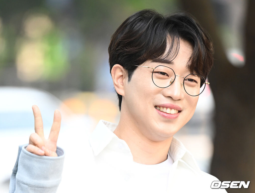 2일 오후 서울 상암동 SBS프리즘타워에서 ‘더트롯쇼’ 녹화 출근길 행사가 열렸다. 가수 안성훈이 취재진을 향해 포즈를 취하고 있다. 2022.05.02 /ksl0919@osen.co.kr