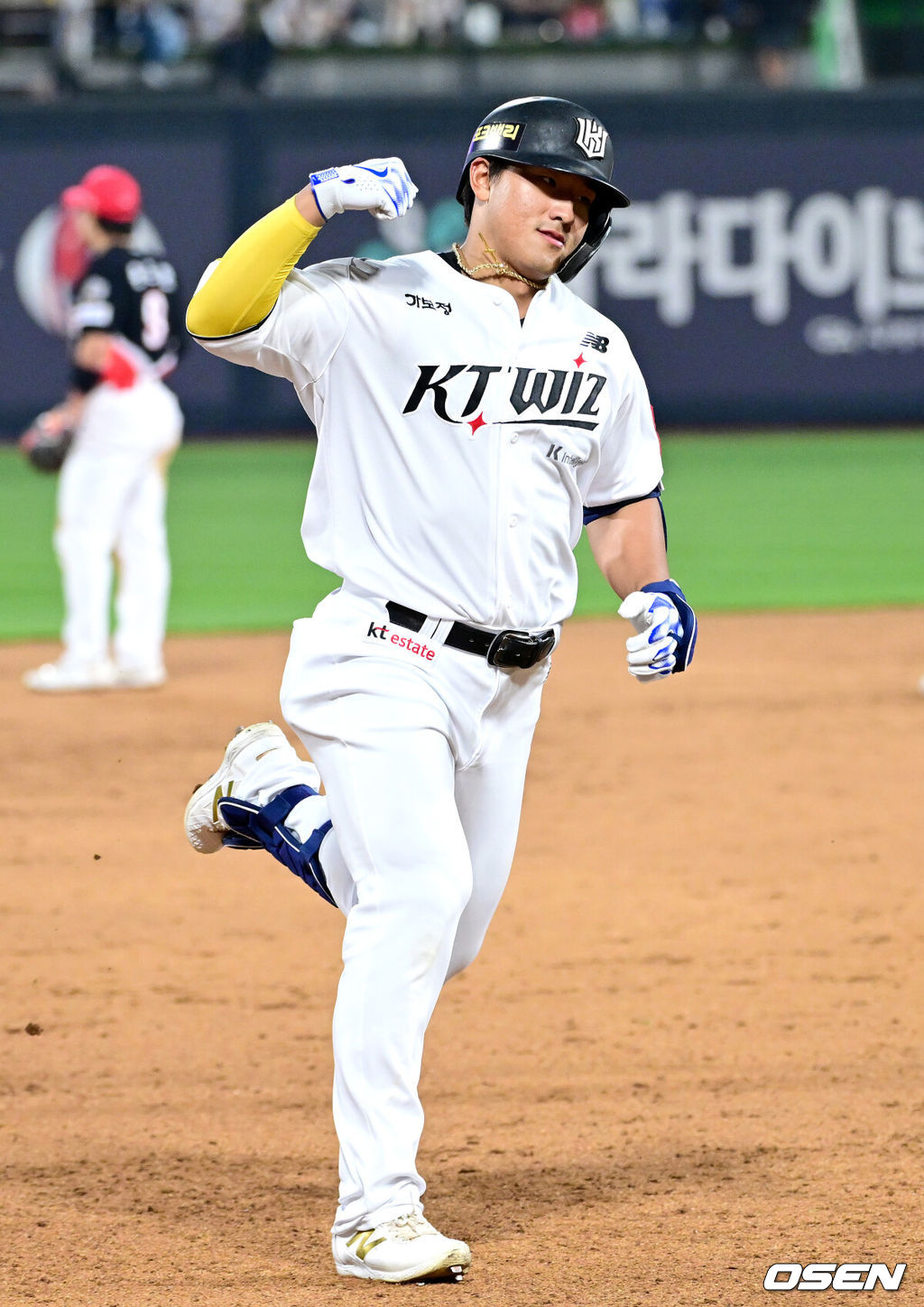 30일 수원 KT위즈파크에서 ‘2025 신한 SOL Bank KBO리그’ KT 위즈와 KIA 타이거즈의 경기가 열렸다.홈팀 KT는 헤이수스, 방문팀 KIA는 김도현을 선발로 내세웠다.5회말 무사 선두타자로 나선 KT 안현민이 달아나는 중월 솔로포를 날리고 그라운드를 돌며 기뻐하고 있다. 2025.05.30 / dreamer@osen.co.kr