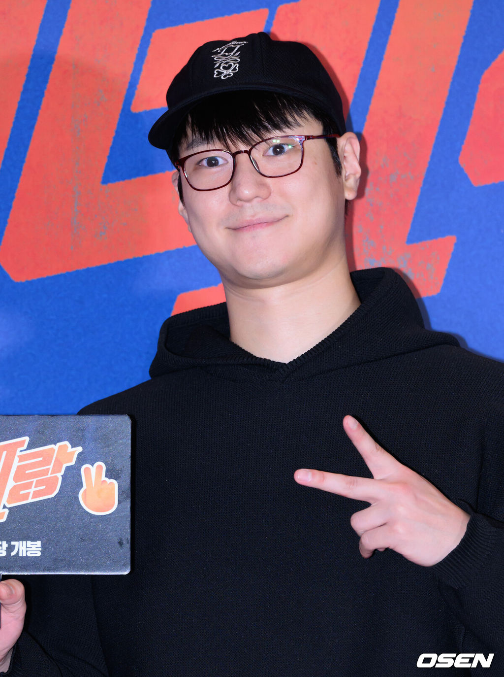 12일 오후 서울 CGV 용산아이파크몰에서 영화 ‘베테랑2’(감독 류승완) VIP시사회가 열렸다.‘베테랑2’는 나쁜 놈은 끝까지 잡는 베테랑 서도철 형사(황정민)의 강력범죄수사대에 막내 형사 박선우(정해인)가 합류하면서 세상을 떠들썩하게 한 연쇄살인범을 쫓는 액션범죄수사극으로 오는 13일 개봉된다.배우 고경표가 포토타임을 가지고 있다. 2024.09.12 / sunday@osen.co.kr