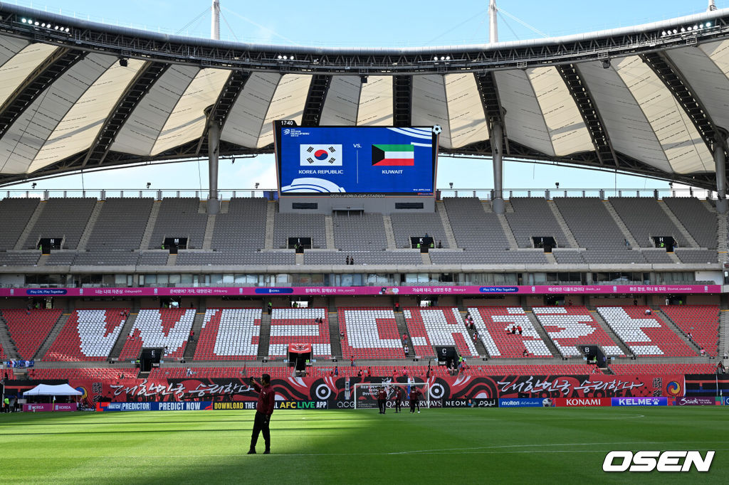 10일 서울 마포구 서울월드컵경기장에서 2026 국제축구연맹(FIFA) 북중미 월드컵 아시아 3차 예선 B조 10차전 대한민국 남자 축구 대표팀과 쿠웨이트의 경기가 열린다.한국은 지난 6일 이라크 원정에서 2-0 완승과 함께 5승 4무(승점 19)로 조 2위 이상을 확정, 11회 연속 월드컵 본선 진출을 조기 확정지었다.관중 입장 전 빈 관중석에 ‘WE대한’ 카드섹션 카드가 놓여있다. 2025.06.10 /cej@osen.co.kr