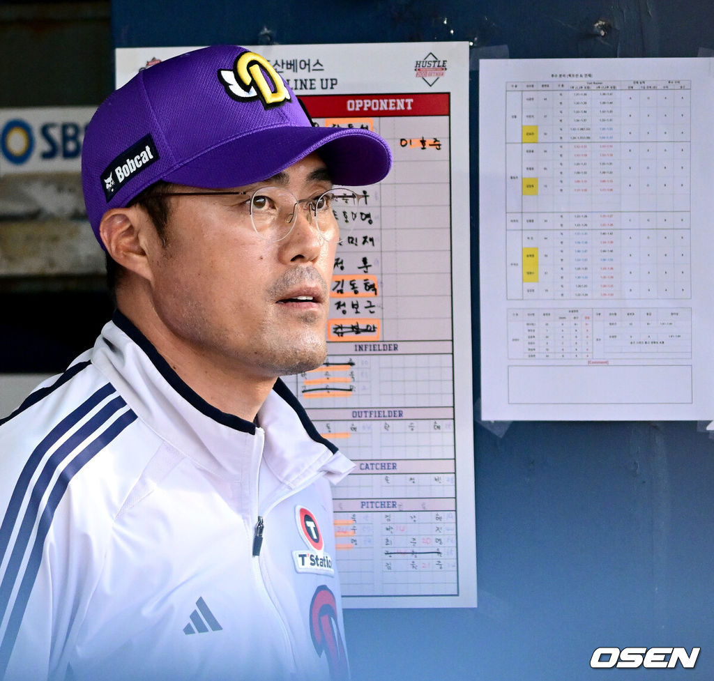 8일 서울 잠실야구장에서 ‘2025 신한 SOL Bank KBO리그’ 두산 베어스와 롯데 자이언츠의 경기가 열렸다.홈팀 두산은 곽빈, 방문팀 롯데는 알렉 감보아를 선발로 내세웠다.8회말 두산 조성환 감독대행이 그라운드를 주시하고 있다. 2025.06.08 / dreamer@osen.co.kr