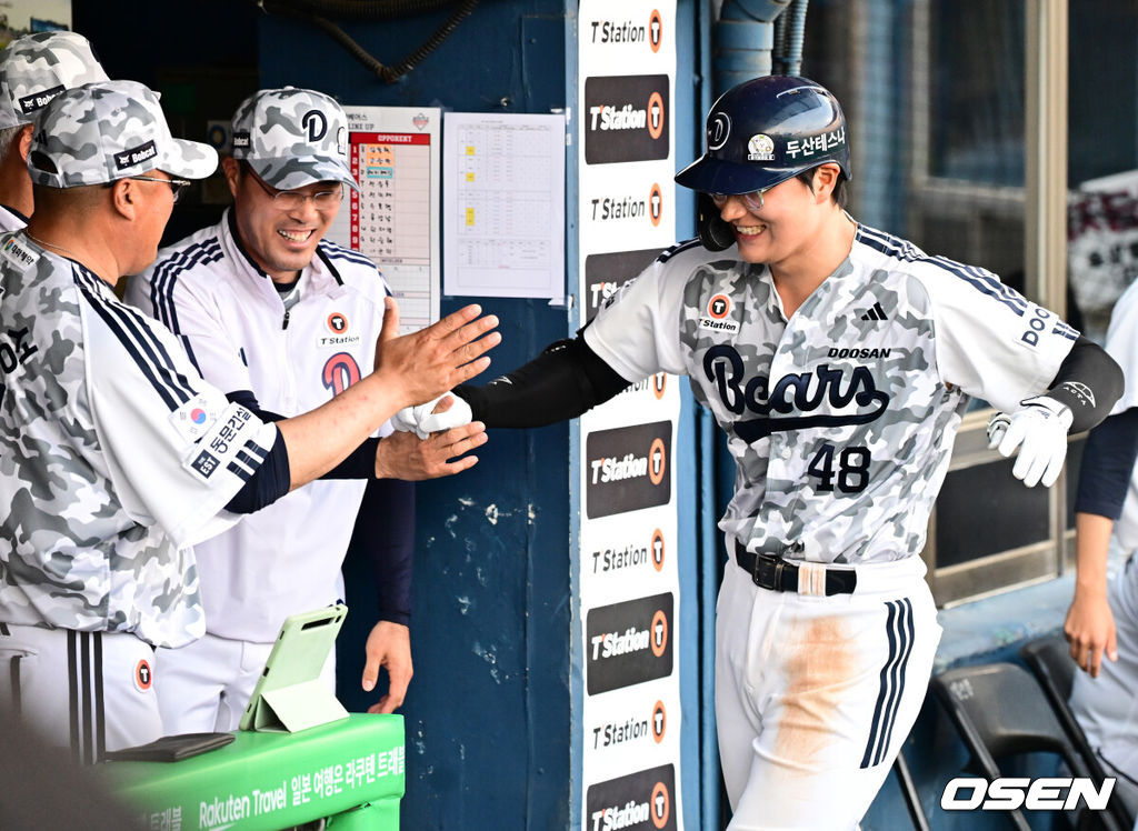 6일 오후 서울 잠실구장에서 ‘2025 신한 SOL Bank KBO리그’ 두산 베어스와 롯데 자이언츠의 경기가 열렸다.이날 두산은 잭로그, 롯데는 나균안을 선발로 내세웠다.6회초 1사에서 두산 김동준이 우월 솔로포를 날리며 코칭스태프와 기뻐하고 있다. 김동준은 데뷔 첫 홈런. 2025.06.06 /jpnews@osen.co.kr