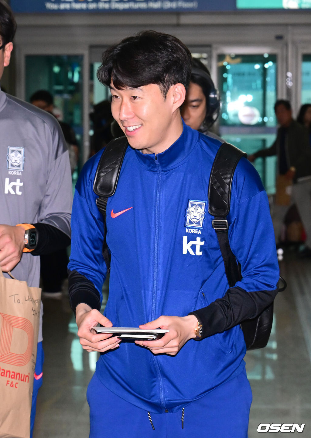 대한민국 축구 국가대표팀이 6일 오전 3시 15분(한국시간) 이라크와 2026 국제축구연맹(FIFA) 북중미 월드컵 아시아 3차 예선 B조 경기를 치르기 위해 이라크 원정 출국길에 올랐다.한국은 B조에서 선두(4승 4무, 승점 16)를 달리고 있다. 2위는 요르단(승점 13), 3위는 이라크(승점 12). 홍명보호는 남은 2경기에서 승점 1만 추가하면 11회 연속 본선 진출을 확정한다.축구대표팀 손흥민이 출국장으로 향하고 있다. 2025.06.02 / ksl0919@osen.co.kr