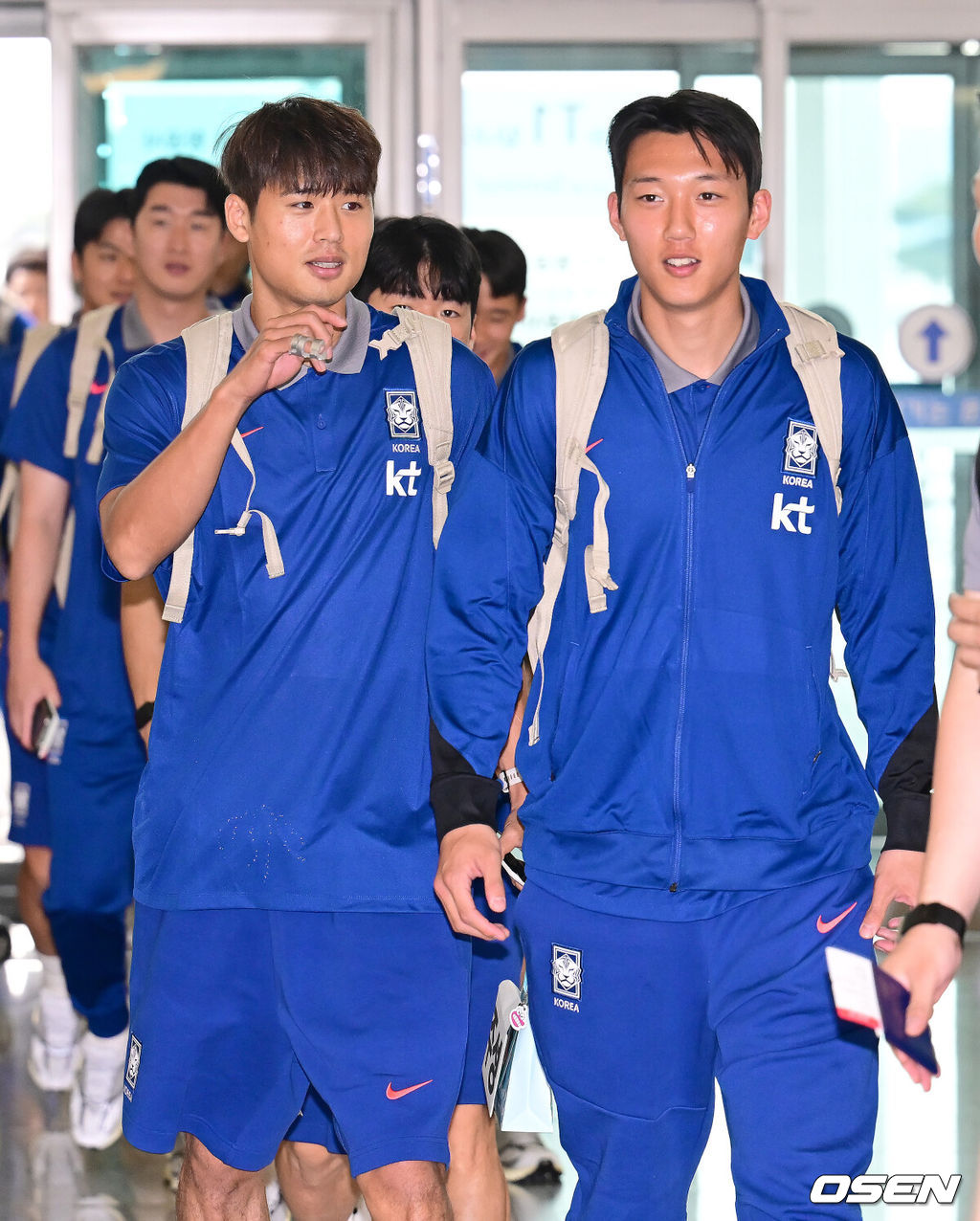 대한민국 축구 국가대표팀이 6일 오전 3시 15분(한국시간) 이라크와 2026 국제축구연맹(FIFA) 북중미 월드컵 아시아 3차 예선 B조 경기를 치르기 위해 이라크 원정 출국길에 올랐다.한국은 B조에서 선두(4승 4무, 승점 16)를 달리고 있다. 2위는 요르단(승점 13), 3위는 이라크(승점 12). 홍명보호는 남은 2경기에서 승점 1만 추가하면 11회 연속 본선 진출을 확정한다.축구대표팀 김주성, 이한범이 출국장으로 향하고 있다. 2025.06.02 / ksl0919@osen.co.kr