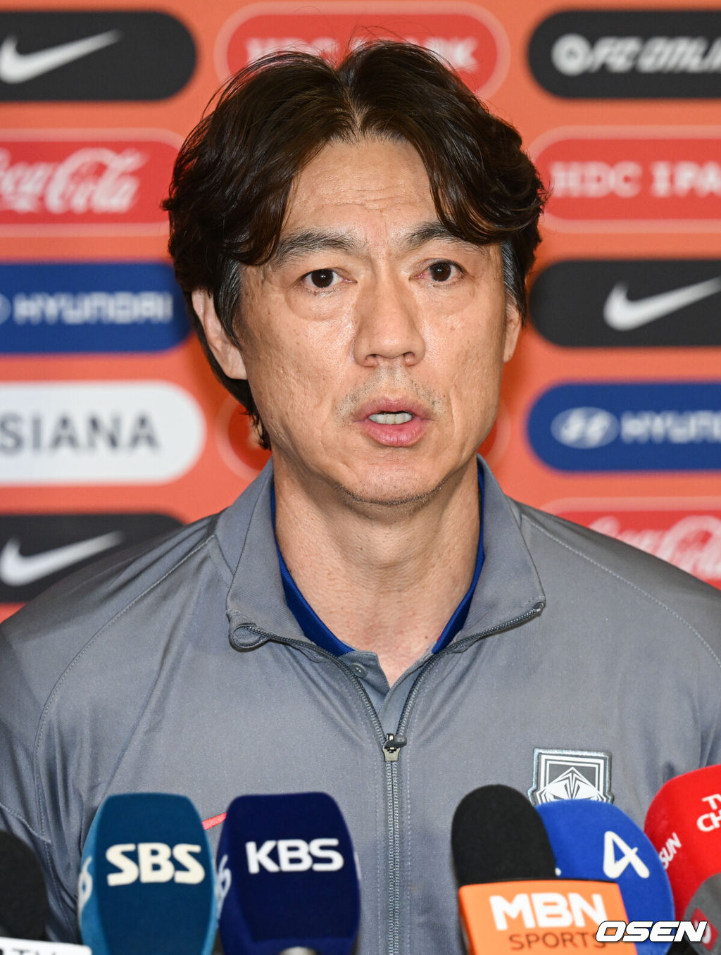 월드컵 11회 연속 본선 진출에 성공한 한국 축구 국가대표팀이 6일 인천국제공항을 통해 이라크에서 귀국했다.한국은 6일 새벽(한국 시간) 이라크 원정서 2-0 승리로 승점 19(5승 4무)점을 확보하면서 월드컵 11회 연속 본선 진출을 확정지었다.축구대표팀 홍명보 감독이 취재진과 인터뷰를 하고 있다.  2025.06.06 /cej@osen.co.kr