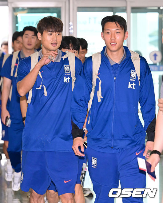 [OSEN=인천공항, 김성락 기자] 대한민국 축구 국가대표팀이 6일 오전 3시 15분(한국시간) 이라크와 2026 국제축구연맹(FIFA) 북중미 월드컵 아시아 3차 예선 B조 경기를 치르기 위해 이라크 원정 출국길에 올랐다.한국은 B조에서 선두(4승 4무, 승점 16)를 달리고 있다. 2위는 요르단(승점 13), 3위는 이라크(승점 12). 홍명보호는 남은 2경기에서 승점 1만 추가하면 11회 연속 본선 진출을 확정한다.축구대표팀 김주성, 이한범이 출국장으로 향하고 있다. 2025.06.02 / ksl0919@osen.co.kr