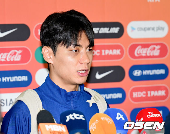 [OSEN=인천공항, 김성락 기자] 대한민국 축구 국가대표팀이 6일 오전 3시 15분(한국시간) 이라크와 2026 국제축구연맹(FIFA) 북중미 월드컵 아시아 3차 예선 B조 경기를 치르기 위해 이라크 원정 출국길에 올랐다.한국은 B조에서 선두(4승 4무, 승점 16)를 달리고 있다. 2위는 요르단(승점 13), 3위는 이라크(승점 12). 홍명보호는 남은 2경기에서 승점 1만 추가하면 11회 연속 본선 진출을 확정한다.축구대표팀 전진욷가 취재진의 질문에 대답하고 있다. 2025.06.02 / ksl0919@osen.co.kr
