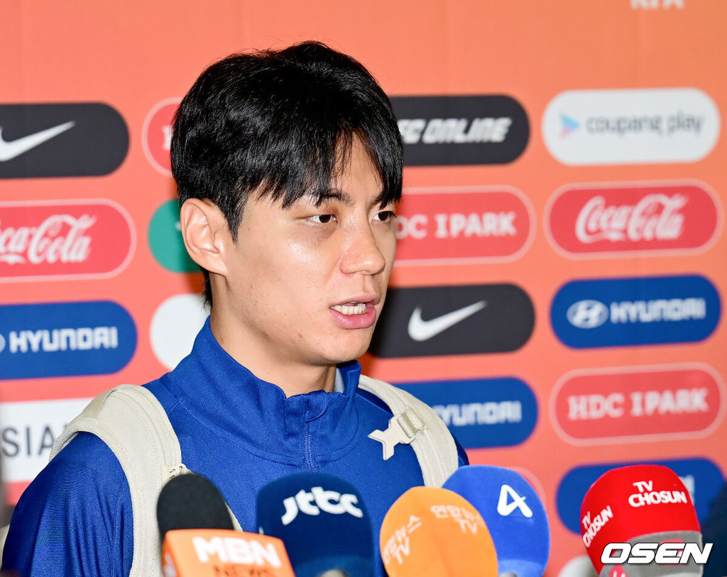 대한민국 축구 국가대표팀이 6일 오전 3시 15분(한국시간) 이라크와 2026 국제축구연맹(FIFA) 북중미 월드컵 아시아 3차 예선 B조 경기를 치르기 위해 이라크 원정 출국길에 올랐다.한국은 B조에서 선두(4승 4무, 승점 16)를 달리고 있다. 2위는 요르단(승점 13), 3위는 이라크(승점 12). 홍명보호는 남은 2경기에서 승점 1만 추가하면 11회 연속 본선 진출을 확정한다.축구대표팀 전진욷가 취재진의 질문에 대답하고 있다. 2025.06.02 / ksl0919@osen.co.kr