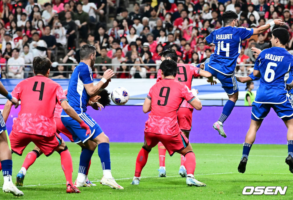 홍명보 감독이 이끄는 축구대표팀이 10일 서울월드컵경기장에서 쿠웨이트와 2026 국제축구연맹(FIFA) 북중미 월드컵 아시아 3차 예선 조별리그 B조 10차전 최종전을 펼쳤다.한국은 지난 6일 이라크와 원정 9차전에서 2-0으로 승리하며 전세계에서 6번째, 아시아에서 최초로 11회 연속 월드컵 본선 진출의 역사를 썼다. B조에선 1위(승점 19점) 한국과 2위(승점 16점) 요르단이 월드컵에 직행한다.전반 한국 전진우가 헤더 선제골을 상공시키고 있다. 2025.06.10 /jpnews@osen.co.kr