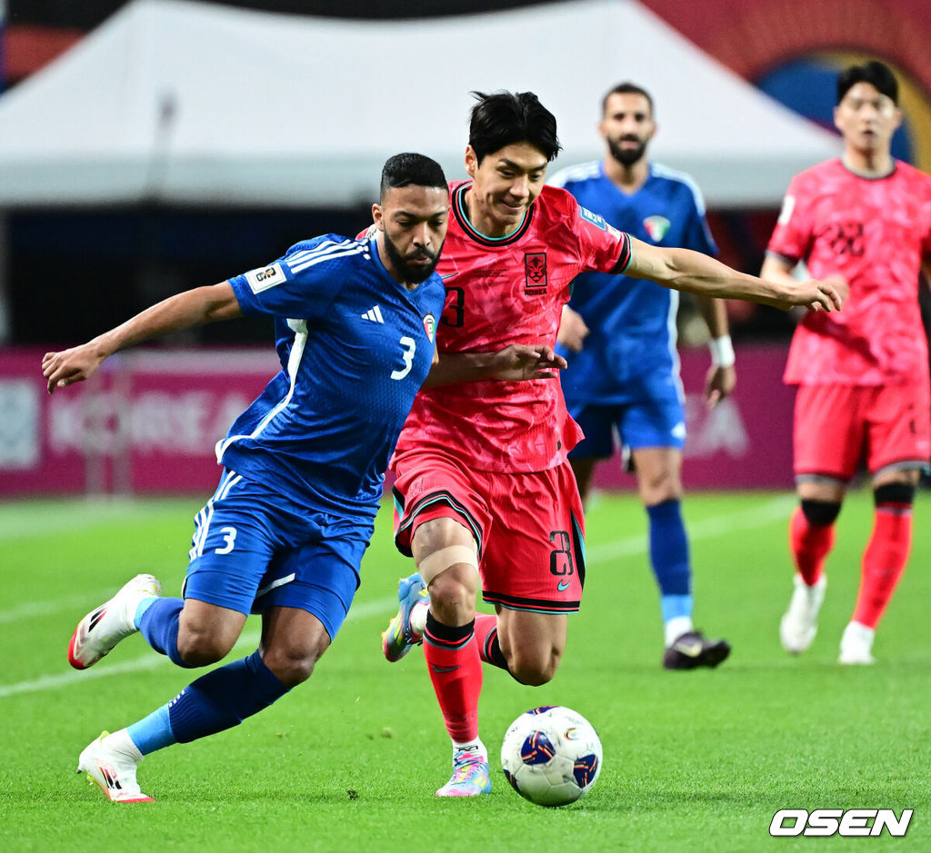 홍명보 감독이 이끄는 축구대표팀이 10일 서울월드컵경기장에서 쿠웨이트와 2026 국제축구연맹(FIFA) 북중미 월드컵 아시아 3차 예선 조별리그 B조 10차전 최종전을 펼쳤다.한국은 지난 6일 이라크와 원정 9차전에서 2-0으로 승리하며 전세계에서 6번째, 아시아에서 최초로 11회 연속 월드컵 본선 진출의 역사를 썼다. B조에선 1위(승점 19점) 한국과 2위(승점 16점) 요르단이 월드컵에 직행한다.전반 한국 전진우가 수비를 하고 있다. 2025.06.10 /jpnews@osen.co.kr