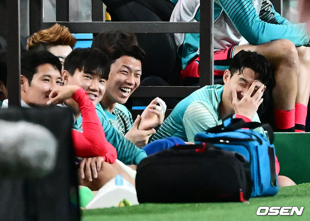 홍명보 감독이 이끄는 축구대표팀이 10일 서울월드컵경기장에서 쿠웨이트와 2026 국제축구연맹(FIFA) 북중미 월드컵 아시아 3차 예선 조별리그 B조 10차전 최종전을 펼쳤다.한국은 지난 6일 이라크와 원정 9차전에서 2-0으로 승리하며 전세계에서 6번째, 아시아에서 최초로 11회 연속 월드컵 본선 진출의 역사를 썼다. B조에선 1위(승점 19점) 한국과 2위(승점 16점) 요르단이 월드컵에 직행한다.전반 한국 손흥민이 자신의 모습이 전광판에 나오자 부끄러워하고 있다. 2025.06.10 /jpnews@osen.co.kr