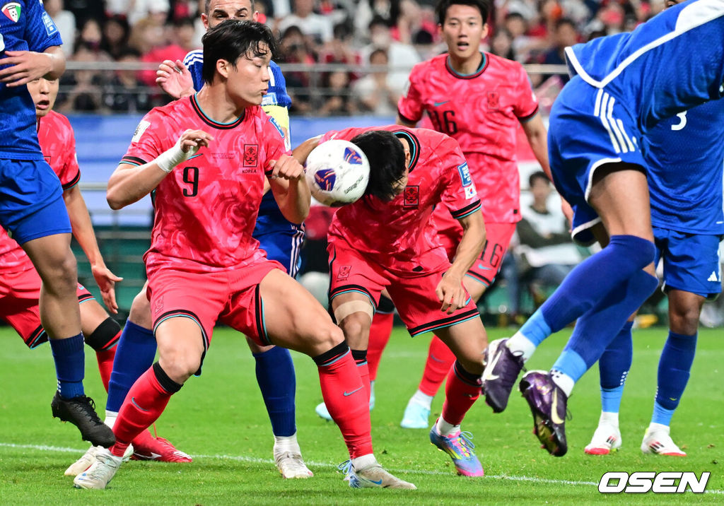 10일 서울 마포구 서울월드컵경기장에서 2026 국제축구연맹(FIFA) 북중미 월드컵 아시아 3차 예선 B조 10차전 대한민국 남자 축구 대표팀과 쿠웨이트의 경기가 열렸다.한국은 지난 6일 이라크 원정에서 2-0 완승과 함께 5승 4무(승점 19)로 조 2위 이상을 확정, 11회 연속 월드컵 본선 진출을 조기 확정지었다.한국 전진우가 선제골을 성공하고 있다. 2025.06.10 /cej@osen.co.kr