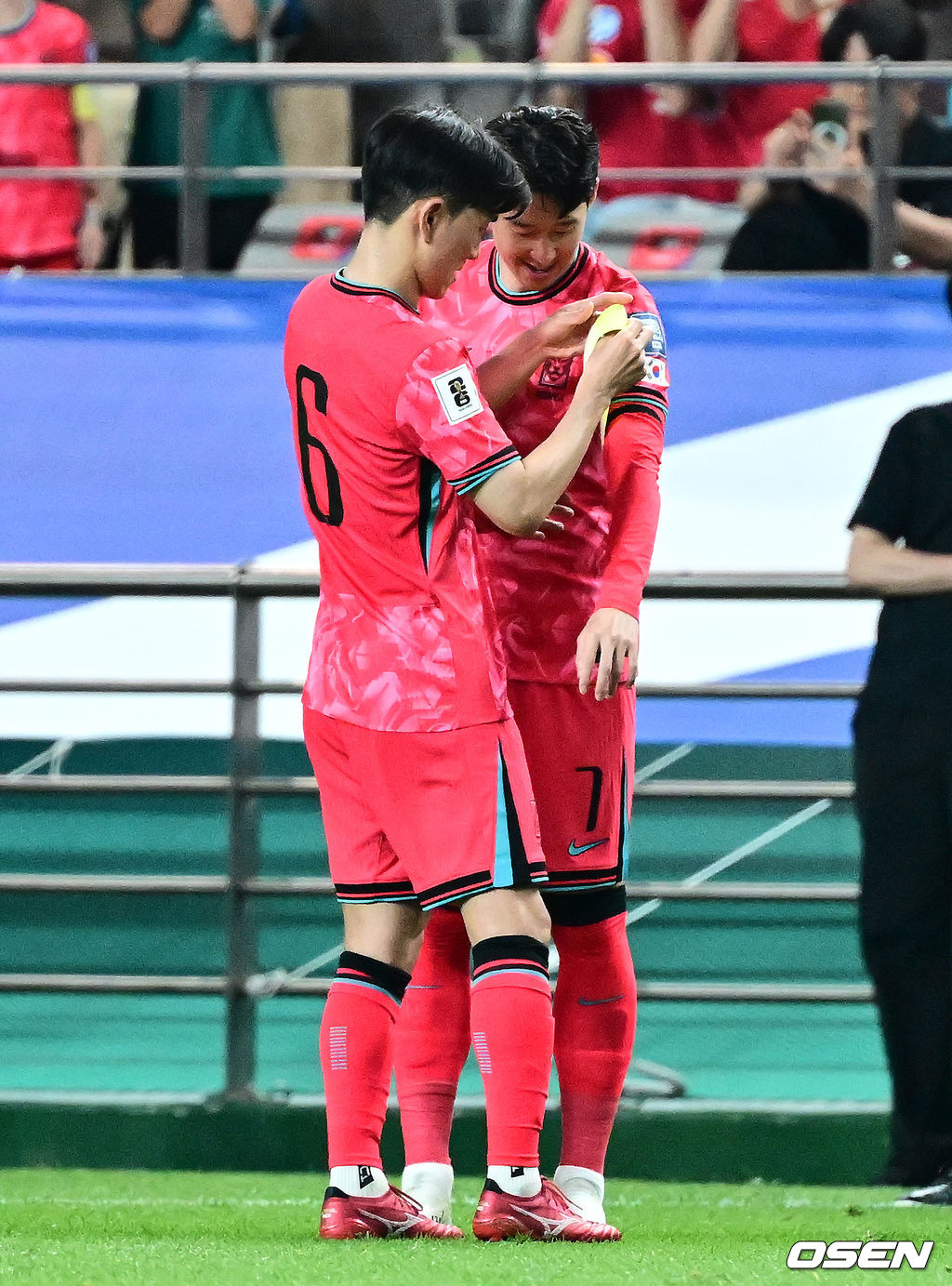 홍명보 감독이 이끄는 축구대표팀이 10일 서울월드컵경기장에서 쿠웨이트와 2026 국제축구연맹(FIFA) 북중미 월드컵 아시아 3차 예선 조별리그 B조 10차전 최종전을 펼쳤다.한국은 지난 6일 이라크와 원정 9차전에서 2-0으로 승리하며 전세계에서 6번째, 아시아에서 최초로 11회 연속 월드컵 본선 진출의 역사를 썼다. B조에선 1위(승점 19점) 한국과 2위(승점 16점) 요르단이 월드컵에 직행한다.후반 한국 손흥민이 교체 출전하며 황인범이 주장 완장을 건네고 있다. 2025.06.10 /jpnews@osen.co.kr