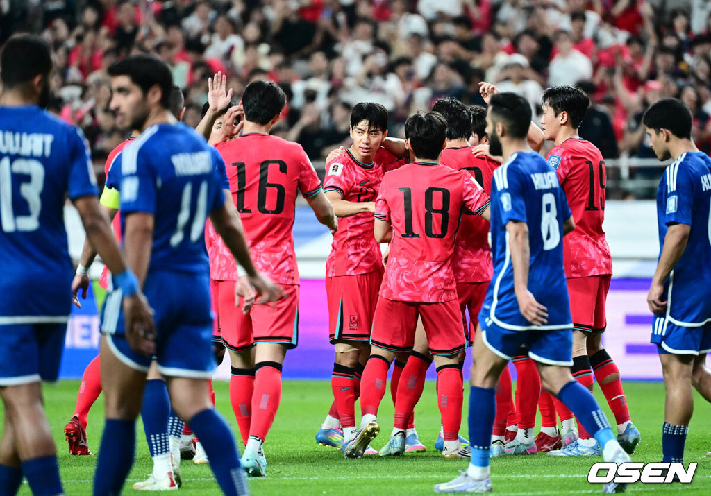 홍명보 감독이 이끄는 축구대표팀이 10일 서울월드컵경기장에서 쿠웨이트와 2026 국제축구연맹(FIFA) 북중미 월드컵 아시아 3차 예선 조별리그 B조 10차전 최종전을 펼쳤다.한국은 지난 6일 이라크와 원정 9차전에서 2-0으로 승리하며 전세계에서 6번째, 아시아에서 최초로 11회 연속 월드컵 본선 진출의 역사를 썼다. B조에선 1위(승점 19점) 한국과 2위(승점 16점) 요르단이 월드컵에 직행한다.전반 한국 선수들이 쿠웨이트 자책골에 기뻐하고 있다. 2025.06.10 /jpnews@osen.co.kr