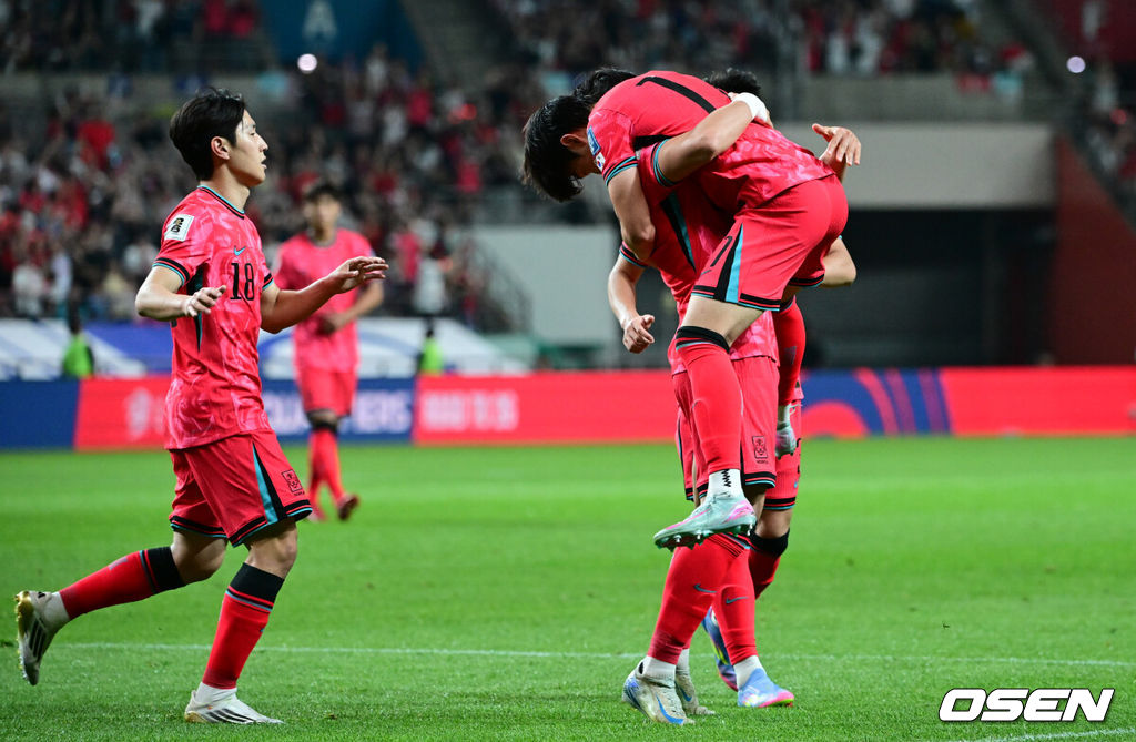 10일 서울 마포구 서울월드컵경기장에서 2026 국제축구연맹(FIFA) 북중미 월드컵 아시아 3차 예선 B조 10차전 대한민국 남자 축구 대표팀과 쿠웨이트의 경기가 열렸다.한국은 지난 6일 이라크 원정에서 2-0 완승과 함께 5승 4무(승점 19)로 조 2위 이상을 확정, 11회 연속 월드컵 본선 진출을 조기 확정지었다.후반 한국 오현규가 팀의 세 번째 골을 성공시킨 뒤 배준호를 안고 기뻐하고 있다. 2025.06.10 /cej@osen.co.kr