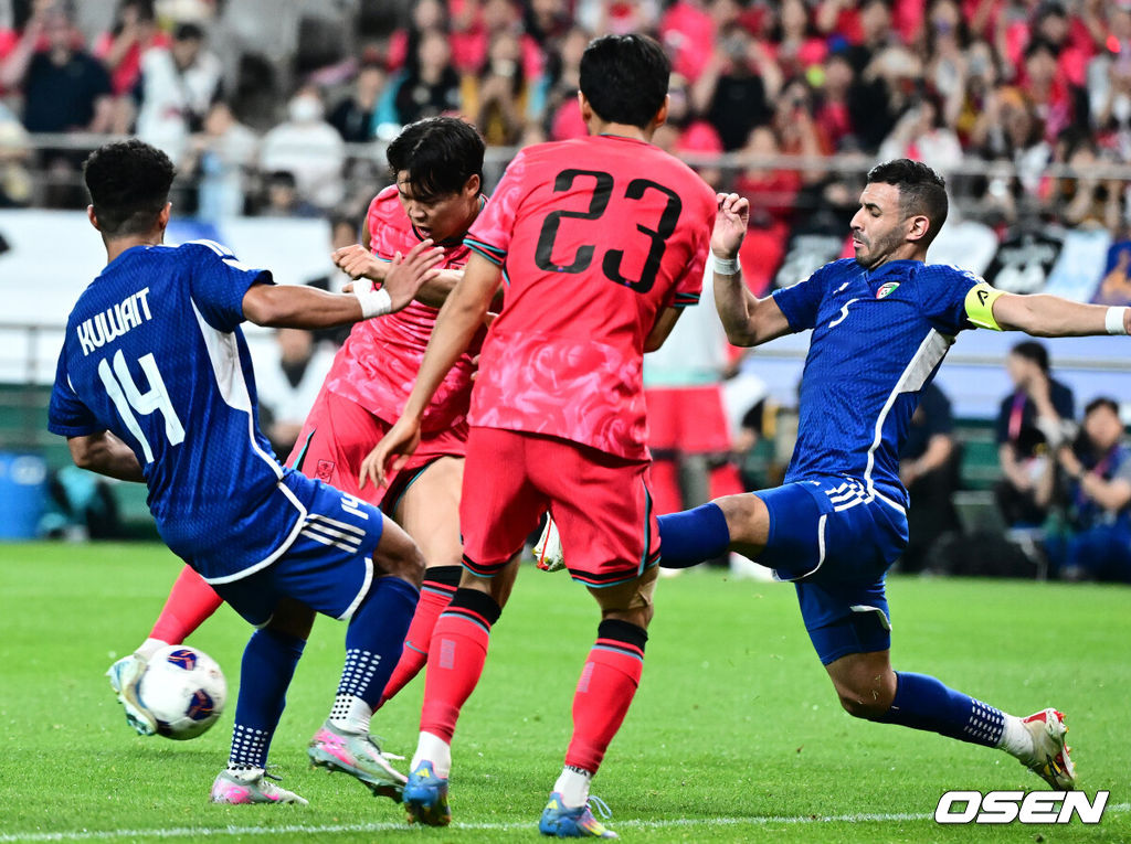 홍명보 감독이 이끄는 축구대표팀이 10일 서울월드컵경기장에서 쿠웨이트와 2026 국제축구연맹(FIFA) 북중미 월드컵 아시아 3차 예선 조별리그 B조 10차전 최종전을 펼쳤다.한국은 지난 6일 이라크와 원정 9차전에서 2-0으로 승리하며 전세계에서 6번째, 아시아에서 최초로 11회 연속 월드컵 본선 진출의 역사를 썼다. B조에선 1위(승점 19점) 한국과 2위(승점 16점) 요르단이 월드컵에 직행한다.후반 한국 오현규가 골을 성공시키고 있다. 2025.06.10 /jpnews@osen.co.kr