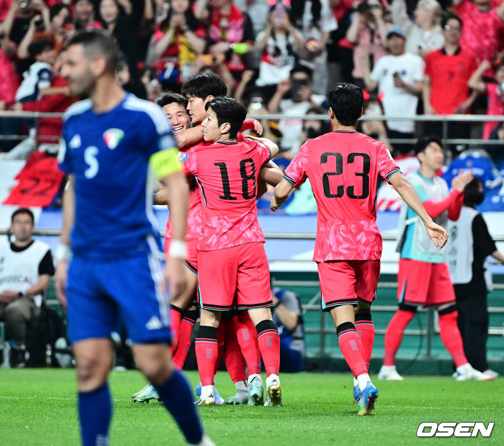 홍명보 감독이 이끄는 축구대표팀이 10일 서울월드컵경기장에서 쿠웨이트와 2026 국제축구연맹(FIFA) 북중미 월드컵 아시아 3차 예선 조별리그 B조 10차전 최종전을 펼쳤다.한국은 지난 6일 이라크와 원정 9차전에서 2-0으로 승리하며 전세계에서 6번째, 아시아에서 최초로 11회 연속 월드컵 본선 진출의 역사를 썼다. B조에선 1위(승점 19점) 한국과 2위(승점 16점) 요르단이 월드컵에 직행한다.후반 한국 오현규가 골을 성공시키며 동료선수들과 기뻐하고 있다. 2025.06.10 /jpnews@osen.co.kr