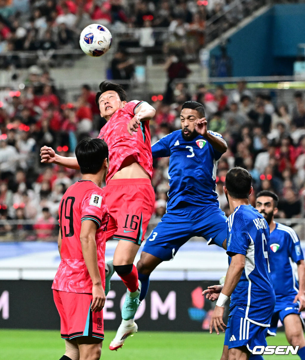 홍명보 감독이 이끄는 축구대표팀이 10일 서울월드컵경기장에서 쿠웨이트와 2026 국제축구연맹(FIFA) 북중미 월드컵 아시아 3차 예선 조별리그 B조 10차전 최종전을 펼쳤다.한국은 지난 6일 이라크와 원정 9차전에서 2-0으로 승리하며 전세계에서 6번째, 아시아에서 최초로 11회 연속 월드컵 본선 진출의 역사를 썼다. B조에선 1위(승점 19점) 한국과 2위(승점 16점) 요르단이 월드컵에 직행한다.전반 한국 이한범이 헤더슛을 시도하고 있다. 2025.06.10 /jpnews@osen.co.kr