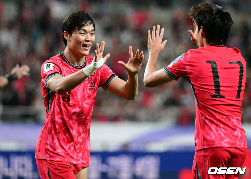 10일 서울 마포구 서울월드컵경기장에서 2026 국제축구연맹(FIFA) 북중미 월드컵 아시아 3차 예선 B조 10차전 대한민국 남자 축구 대표팀과 쿠웨이트의 경기가 열렸다.한국은 지난 6일 이라크 원정에서 2-0 완승과 함께 5승 4무(승점 19)로 조 2위 이상을 확정, 11회 연속 월드컵 본선 진출을 조기 확정지었다.후반 한국 오현규가 팀의 세 번째 골을 성공시킨 뒤 기뻐하고 있다. 2025.06.10 /cej@osen.co.kr