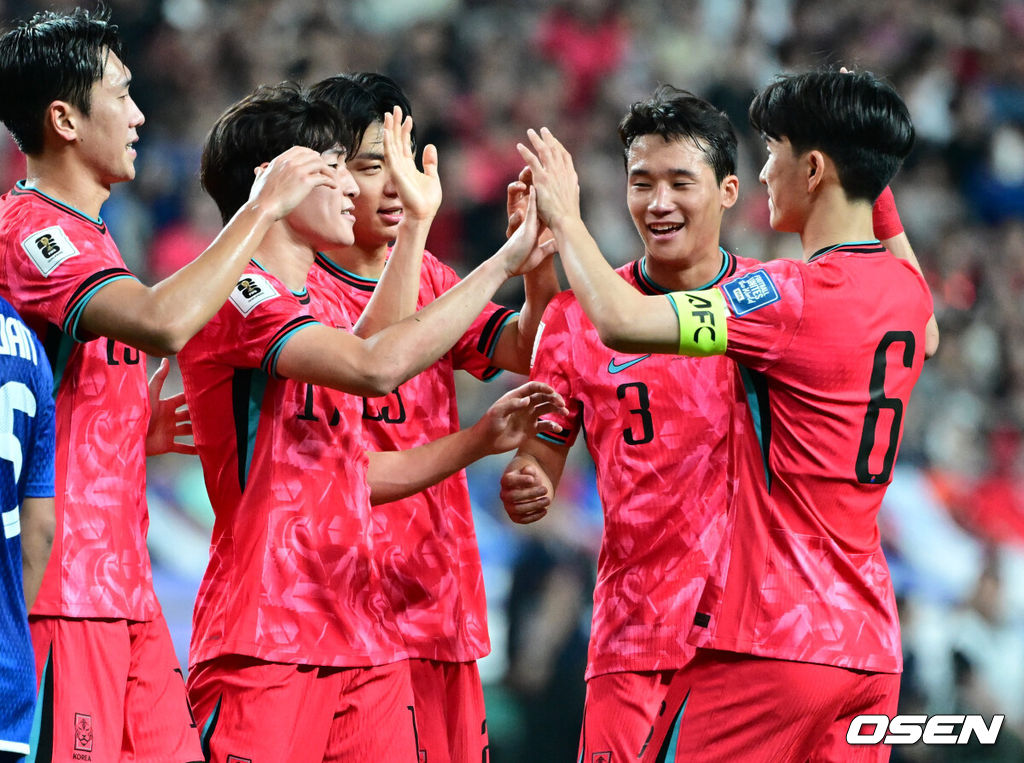 10일 서울 마포구 서울월드컵경기장에서 2026 국제축구연맹(FIFA) 북중미 월드컵 아시아 3차 예선 B조 10차전 대한민국 남자 축구 대표팀과 쿠웨이트의 경기가 열렸다.한국은 지난 6일 이라크 원정에서 2-0 완승과 함께 5승 4무(승점 19)로 조 2위 이상을 확정, 11회 연속 월드컵 본선 진출을 조기 확정지었다.전반 한국이 전진우의 선제골에 기뻐하고 있다. 2025.06.10 /cej@osen.co.kr