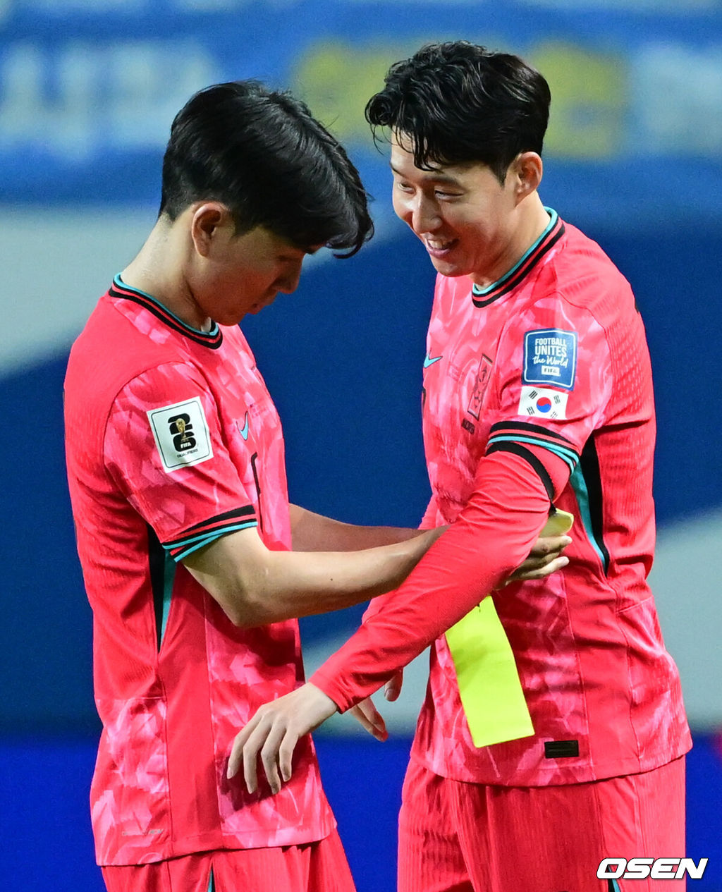 10일 서울 마포구 서울월드컵경기장에서 2026 국제축구연맹(FIFA) 북중미 월드컵 아시아 3차 예선 B조 10차전 대한민국 남자 축구 대표팀과 쿠웨이트의 경기가 열렸다.한국은 지난 6일 이라크 원정에서 2-0 완승과 함께 5승 4무(승점 19)로 조 2위 이상을 확정, 11회 연속 월드컵 본선 진출을 조기 확정지었다.후반 교체투입된 한국 손흥민이 황인범에게 완장을 건네받고 있다. 2025.06.10 /cej@osen.co.kr