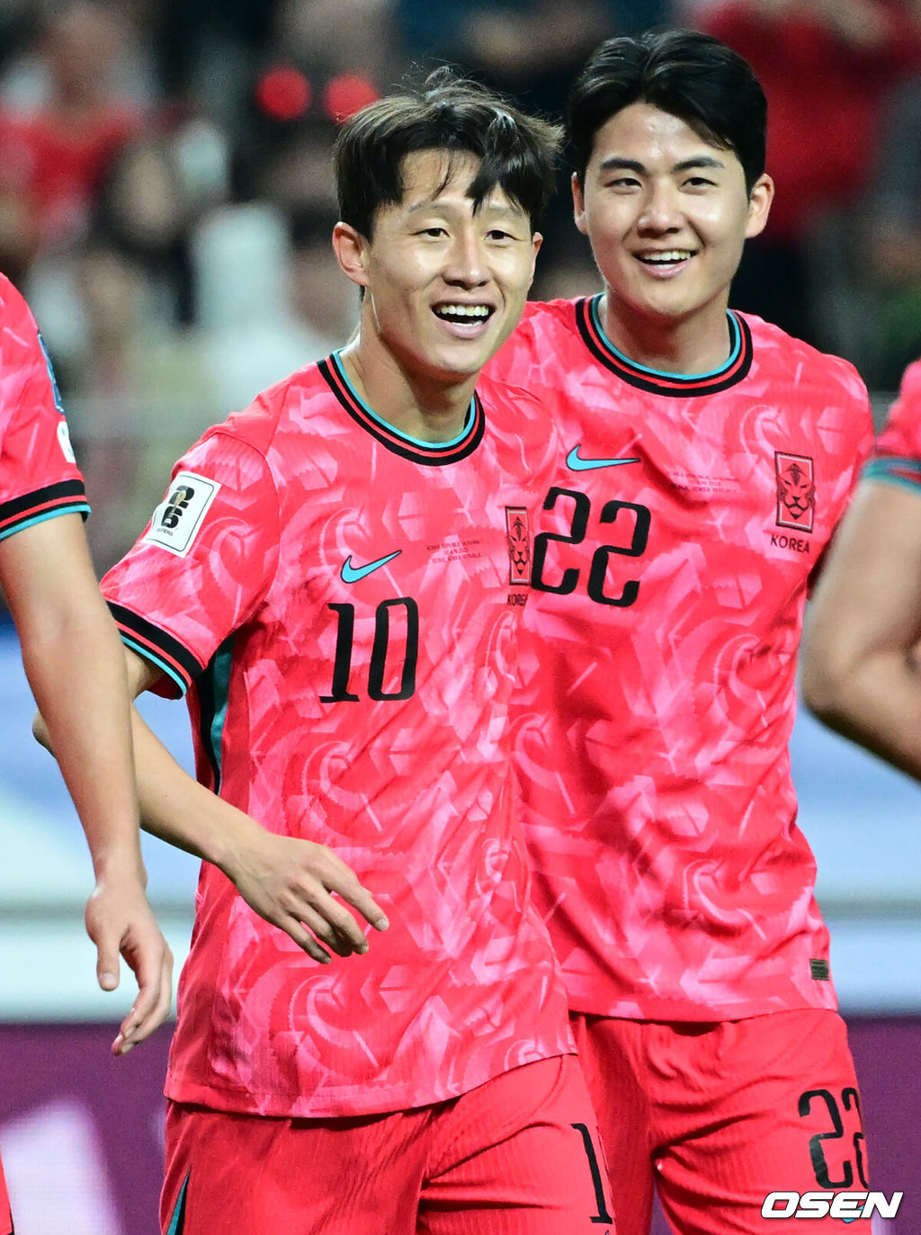 10일 서울 마포구 서울월드컵경기장에서 2026 국제축구연맹(FIFA) 북중미 월드컵 아시아 3차 예선 B조 10차전 대한민국 남자 축구 대표팀과 쿠웨이트의 경기가 열렸다.한국은 지난 6일 이라크 원정에서 2-0 완승과 함께 5승 4무(승점 19)로 조 2위 이상을 확정, 11회 연속 월드컵 본선 진출을 조기 확정지었다.후반 한국 이재성이 팀의 네 번째 골을 넣은 뒤 설영우와 기뻐하고 있다. 2025.06.10 /cej@osen.co.kr