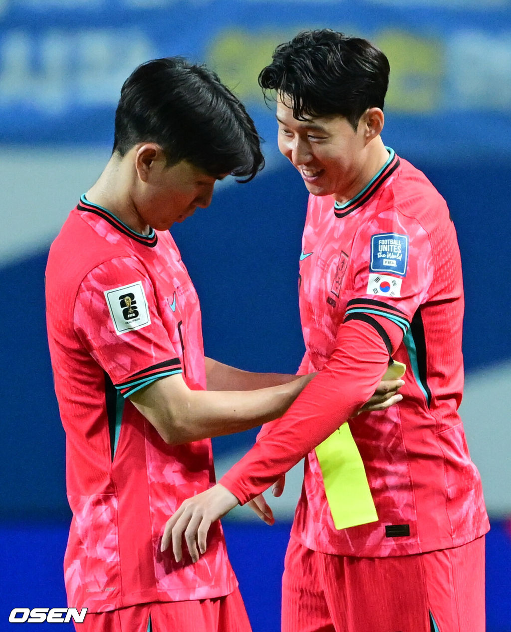 10일 서울 마포구 서울월드컵경기장에서 2026 국제축구연맹(FIFA) 북중미 월드컵 아시아 3차 예선 B조 10차전 대한민국 남자 축구 대표팀과 쿠웨이트의 경기가 열렸다.한국은 지난 6일 이라크 원정에서 2-0 완승과 함께 5승 4무(승점 19)로 조 2위 이상을 확정, 11회 연속 월드컵 본선 진출을 조기 확정지었다.후반 교체투입된 한국 손흥민이 황인범에게 완장을 건네받고 있다. 2025.06.10 /cej@osen.co.kr
